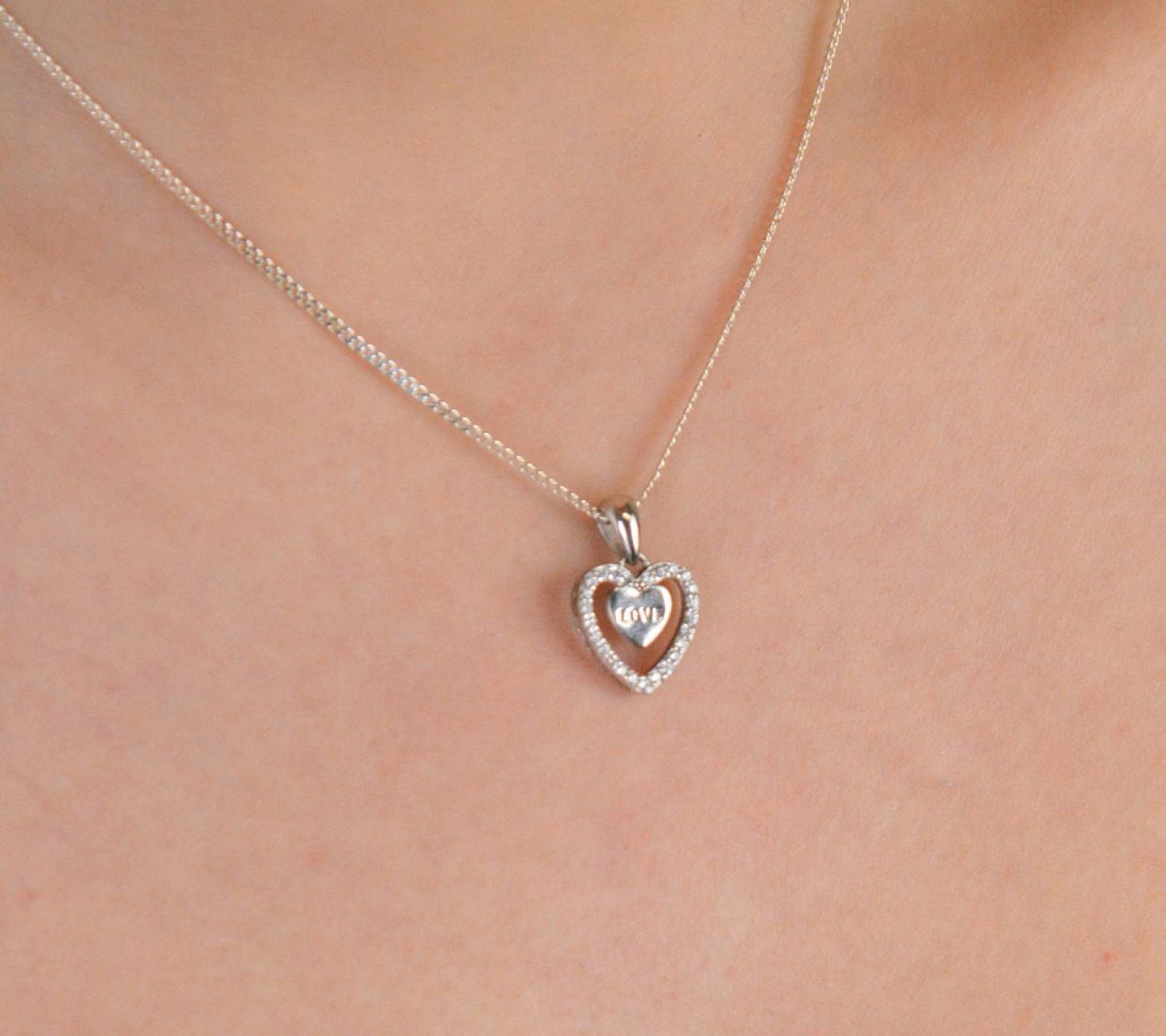 Zawieszka srebrna próba 925, serce z cyrkoniami i napisem love DIA-ZAW-8786-925 Romantyczna zawieszka srebrna w kształcie serca, wykonana z srebra próby 925, ozdobiona subtelnymi cyrkoniami 1.jpg