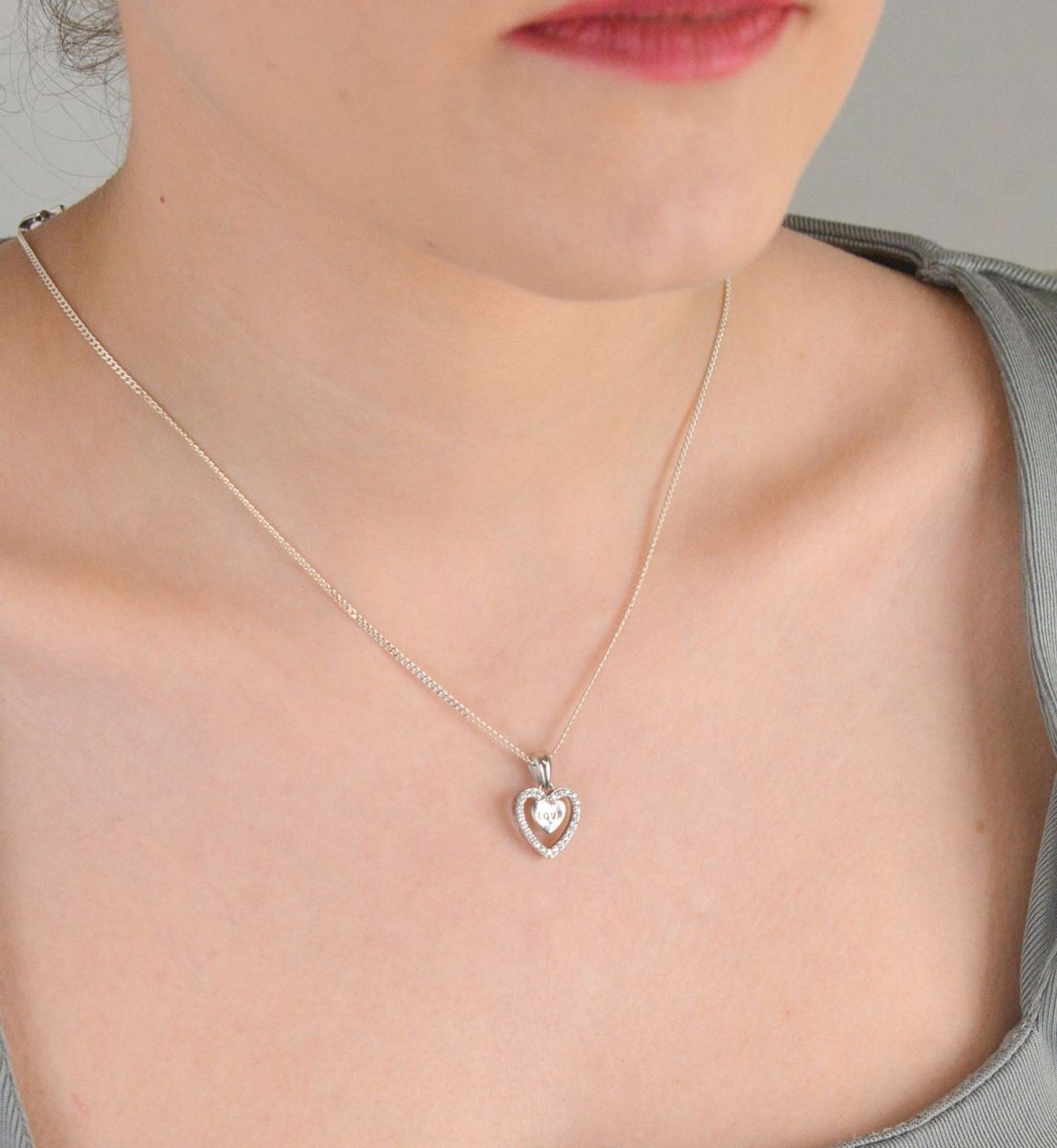 Zawieszka srebrna próba 925, serce z cyrkoniami i napisem love DIA-ZAW-8786-925 Romantyczna zawieszka srebrna w kształcie serca, wykonana z srebra próby 925, ozdobiona subtelnymi cyrkoniami 1.jpg