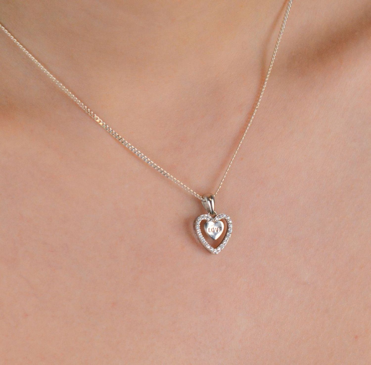 Zawieszka srebrna próba 925, serce z cyrkoniami i napisem love DIA-ZAW-8786-925 Romantyczna zawieszka srebrna w kształcie serca, wykonana z srebra próby 925, ozdobiona subtelnymi cyrkoniami 1.jpg