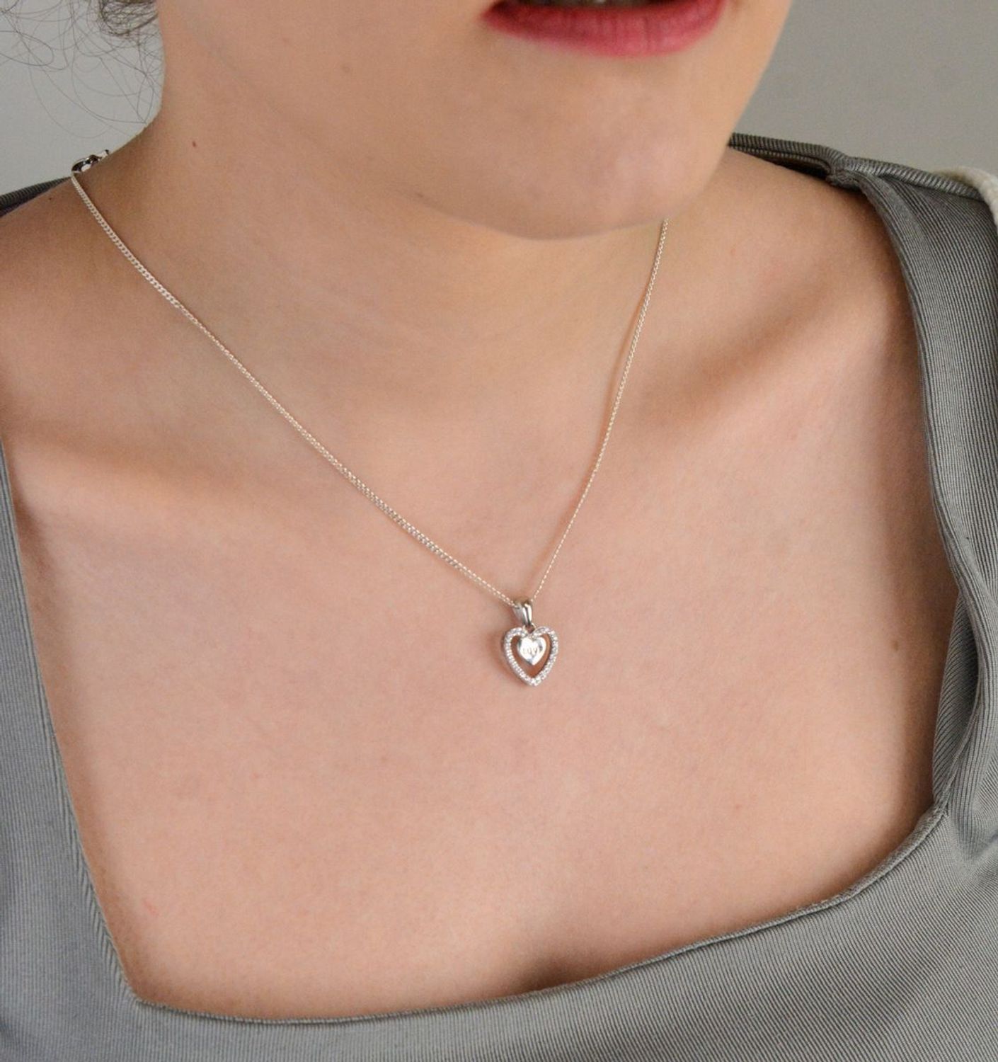 Zawieszka srebrna próba 925, serce z cyrkoniami i napisem love DIA-ZAW-8786-925 Romantyczna zawieszka srebrna w kształcie serca, wykonana z srebra próby 925, ozdobiona subtelnymi cyrkoniami 1.jpg