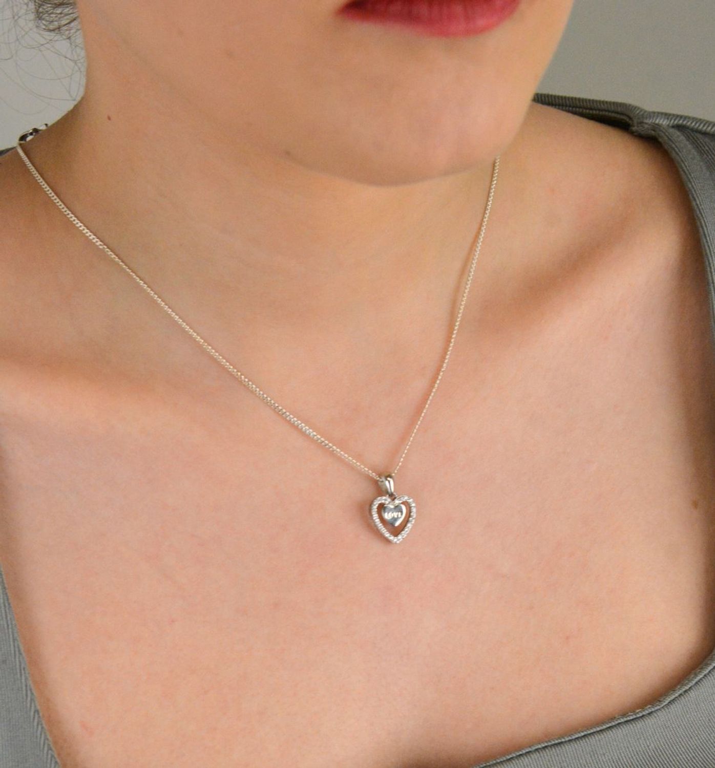 Zawieszka srebrna próba 925, serce z cyrkoniami i napisem love DIA-ZAW-8786-925 Romantyczna zawieszka srebrna w kształcie serca, wykonana z srebra próby 925, ozdobiona subtelnymi cyrkoniami 1.jpg