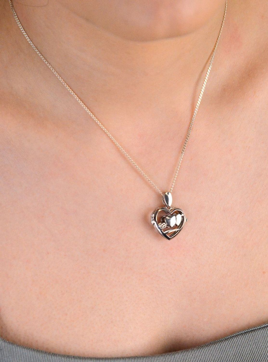 Zawieszka serce otwierane próba 925, DIA-ZAW-8793-925  Zawieszka serce otwierane ażurowe z wizerunkiem dwóch serc przebitymi strzałą  Próba 925 1.jpg