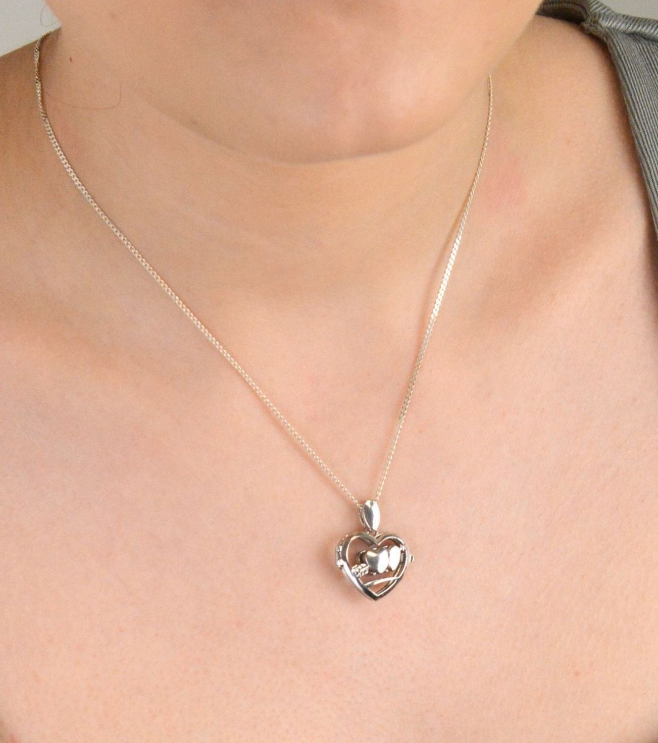 Zawieszka serce otwierane próba 925, DIA-ZAW-8793-925  Zawieszka serce otwierane ażurowe z wizerunkiem dwóch serc przebitymi strzałą  Próba 925 1.jpg