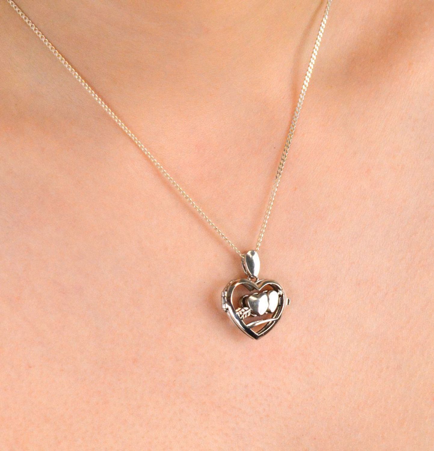 Zawieszka serce otwierane próba 925, DIA-ZAW-8793-925  Zawieszka serce otwierane ażurowe z wizerunkiem dwóch serc przebitymi strzałą  Próba 925 1.jpg