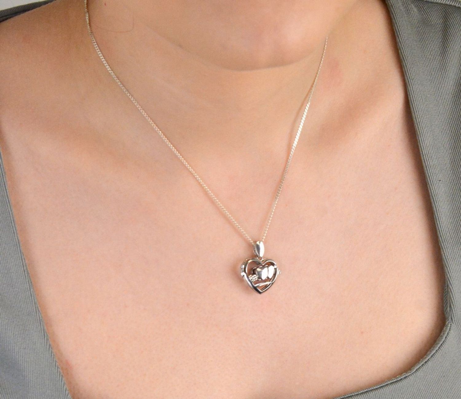 Zawieszka serce otwierane próba 925, DIA-ZAW-8793-925  Zawieszka serce otwierane ażurowe z wizerunkiem dwóch serc przebitymi strzałą  Próba 925 1.jpg