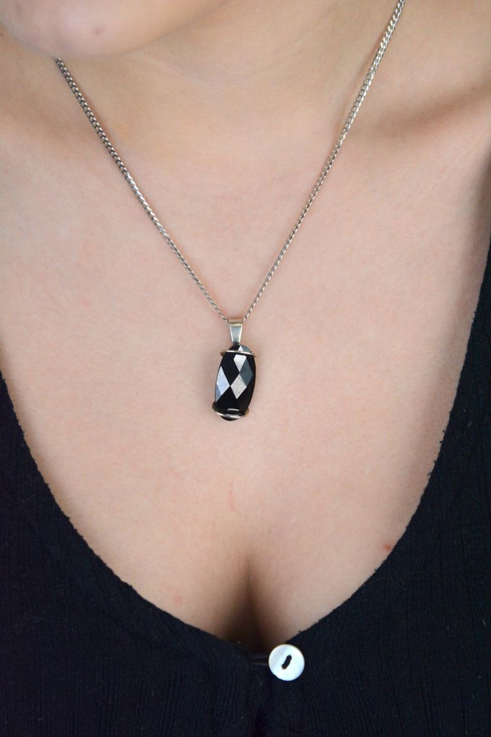 Elegancka zawieszka damska ze srebra próby 925, ozdobiona dużym owalnym czarnym kryształem. Waga 5,60 g, szerokość 1,3 cm, długość 3,0 cm. Idealna do wieczorowych stylizacji..jpg