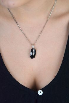 Elegancka zawieszka damska ze srebra próby 925, ozdobiona dużym owalnym czarnym kryształem. Waga 5,60 g, szerokość 1,3 cm, długość 3,0 cm. Idealna do wieczorowych stylizacji (3).JPG