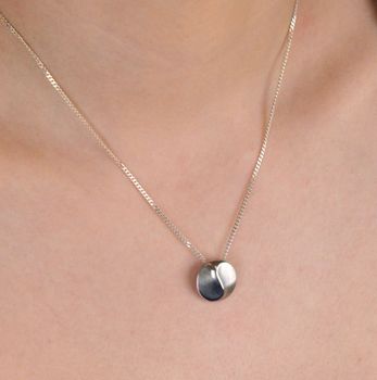 Zawieszka damska srebrna kółeczko próba 925, DIA-ZAW-8799-925 Elegancka zawieszka srebrna w kształcie kółeczka, przedzielona subtelną falą, wykonana z wysokiej jakości srebra próby 925 (1).JPG