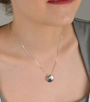 Zawieszka damska srebrna kółeczko próba 925, DIA-ZAW-8799-925 Elegancka zawieszka srebrna w kształcie kółeczka, przedzielona subtelną falą, wykonana z wysokiej jakości srebra próby 925 (3).JPG
