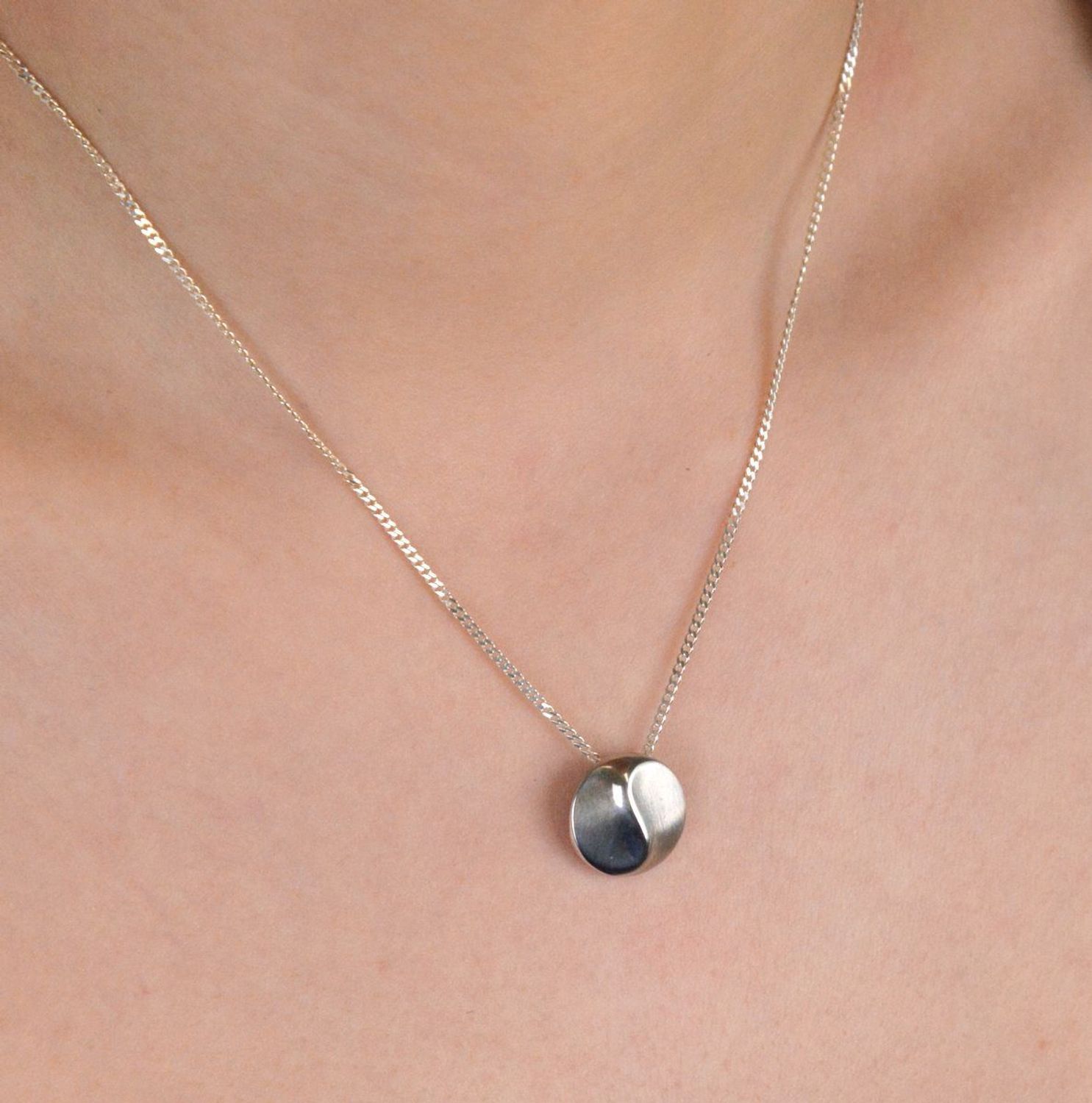 Zawieszka damska srebrna kółeczko próba 925, DIA-ZAW-8799-925 Elegancka zawieszka srebrna w kształcie kółeczka, przedzielona subtelną falą, wykonana z wysokiej jakości srebra próby 925 1.jpg