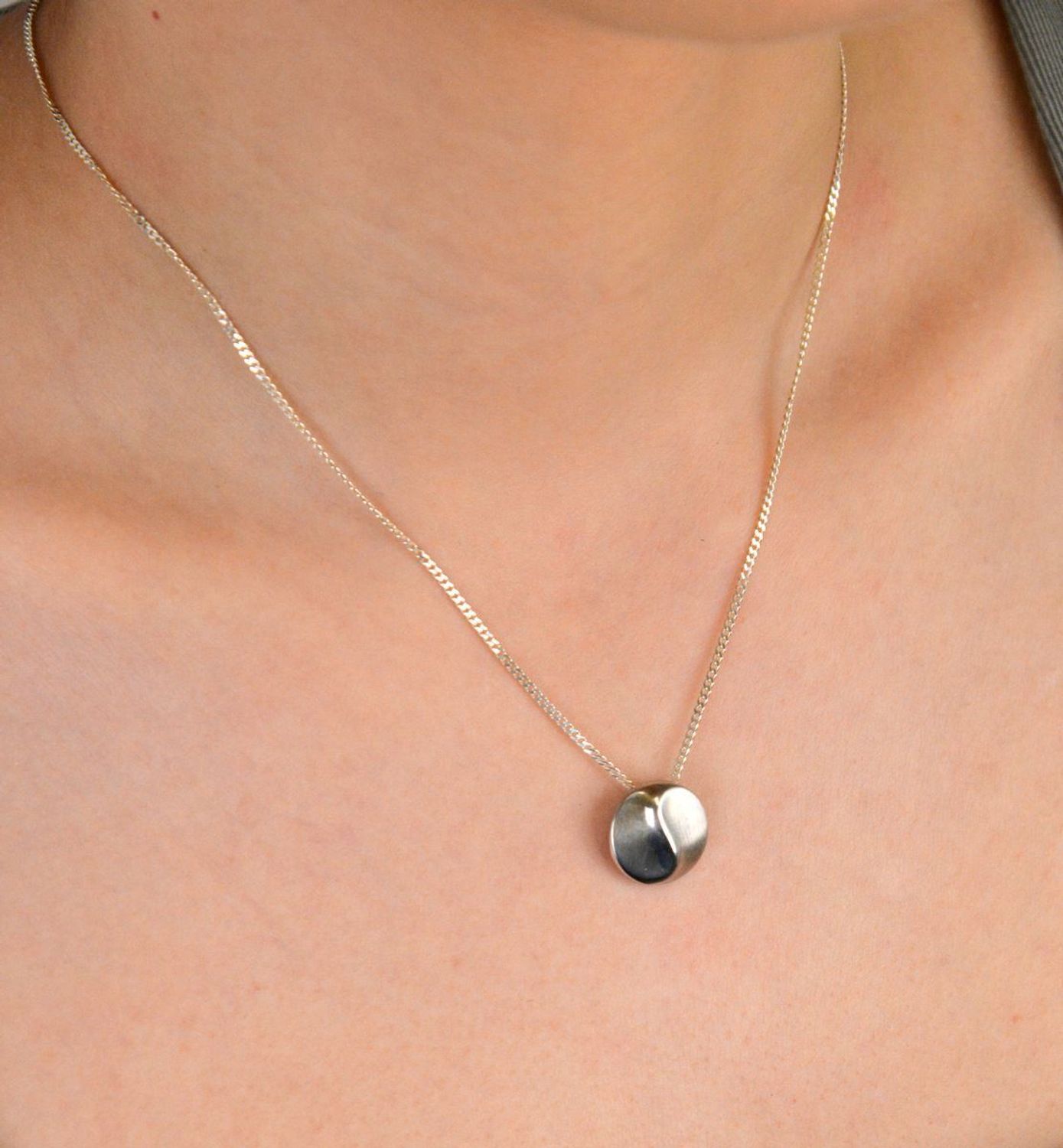 Zawieszka damska srebrna kółeczko próba 925, DIA-ZAW-8799-925 Elegancka zawieszka srebrna w kształcie kółeczka, przedzielona subtelną falą, wykonana z wysokiej jakości srebra próby 925 1.jpg