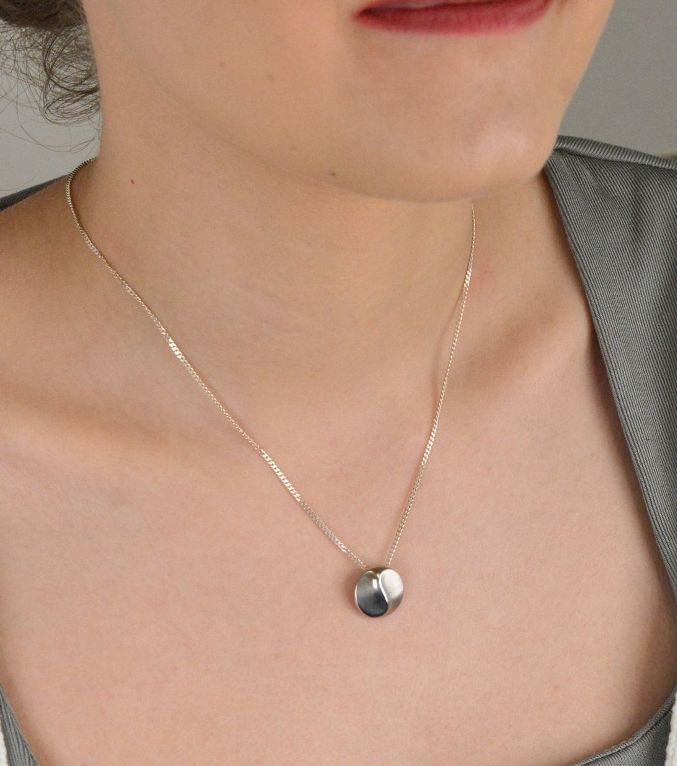 Zawieszka damska srebrna kółeczko próba 925, DIA-ZAW-8799-925 Elegancka zawieszka srebrna w kształcie kółeczka, przedzielona subtelną falą, wykonana z wysokiej jakości srebra próby 925 1.jpg