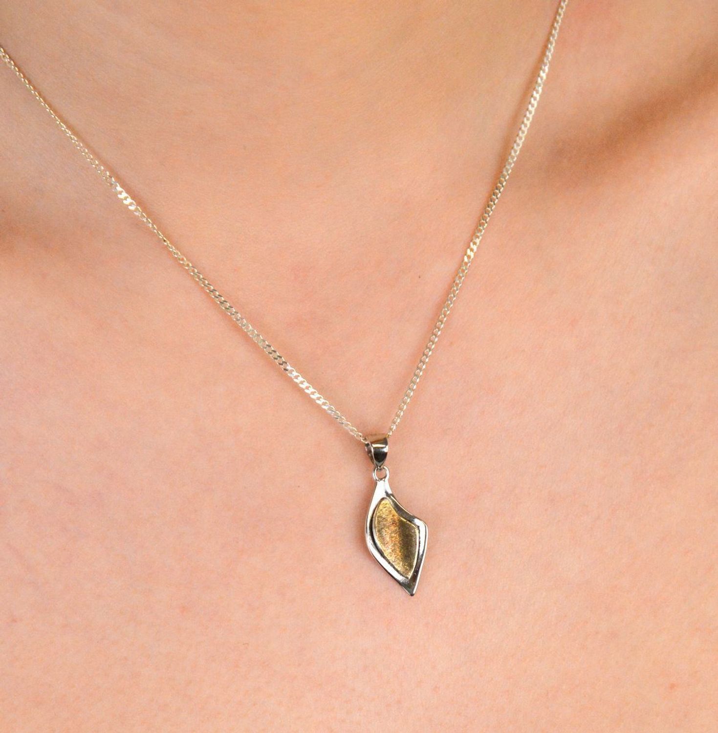 Zawieszka damska geometryczna srebro pozłacane próba 925, DIA-ZAW-8800-925 Elegancka zawieszka damska w geometrycznym stylu, wykonana z wysokiej jakości srebra próby 925.jpg