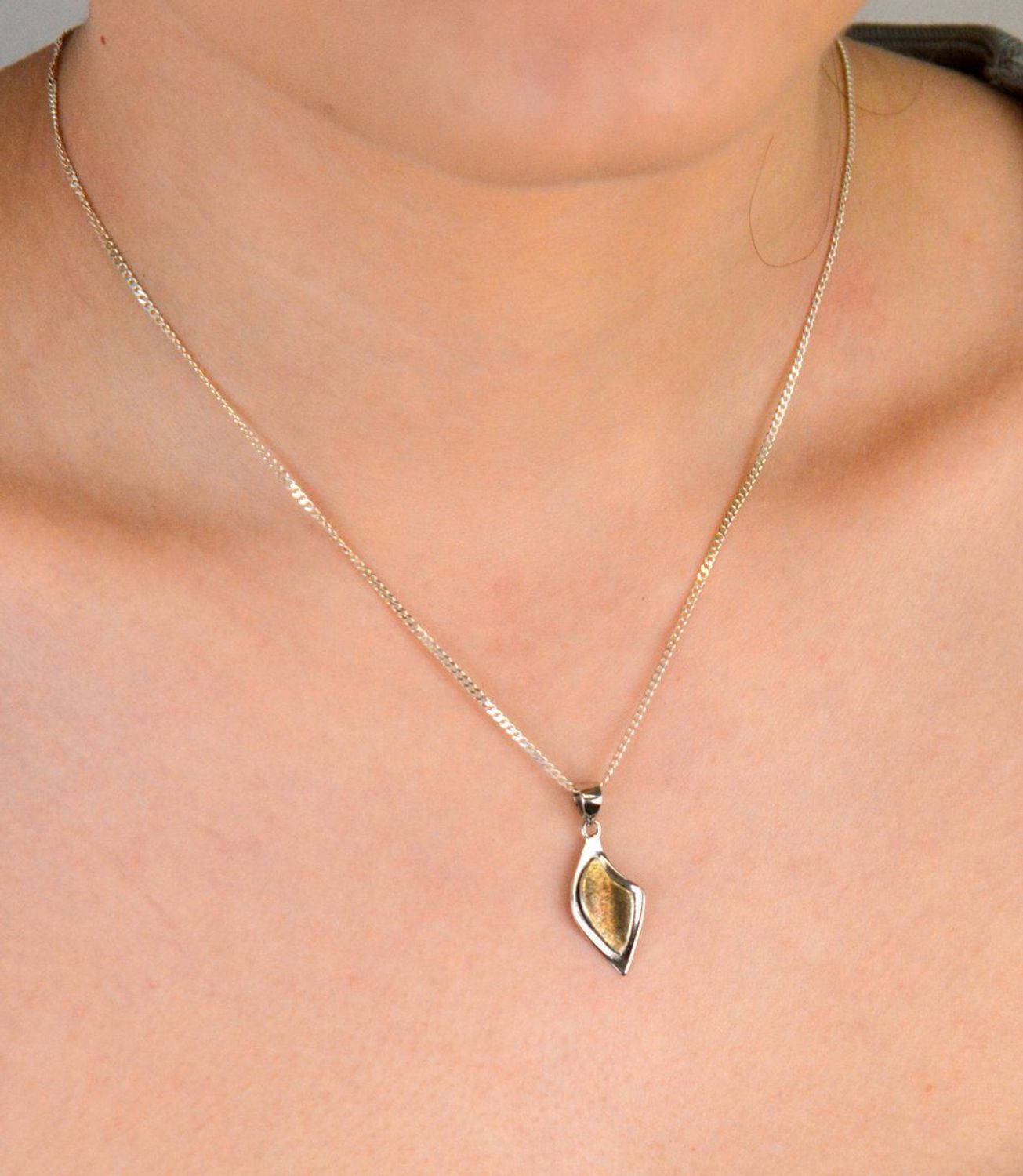 Zawieszka damska geometryczna srebro pozłacane próba 925, DIA-ZAW-8800-925 Elegancka zawieszka damska w geometrycznym stylu, wykonana z wysokiej jakości srebra próby 925.jpg