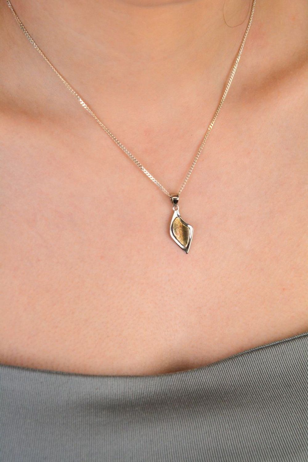 Zawieszka damska geometryczna srebro pozłacane próba 925, DIA-ZAW-8800-925 Elegancka zawieszka damska w geometrycznym stylu, wykonana z wysokiej jakości srebra próby 925.jpg