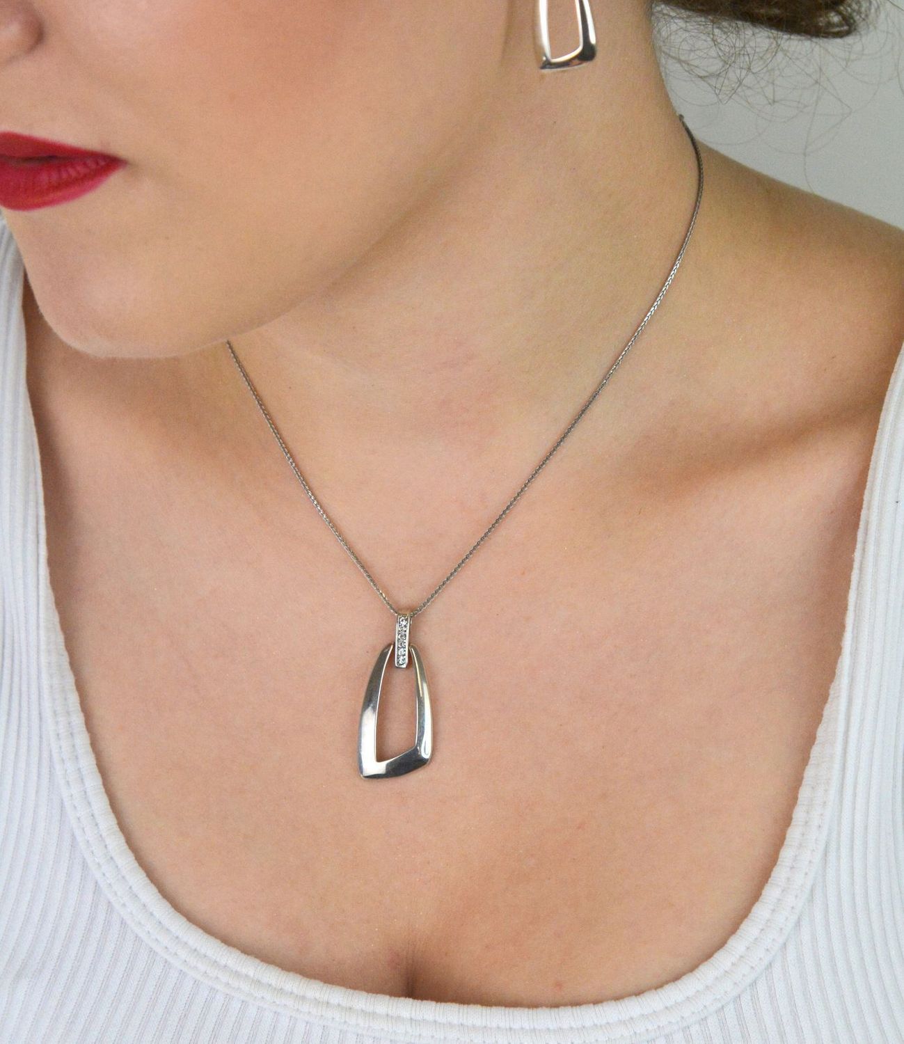 Srebrna zawieszka damska próba 925 w geometrycznym kształcie, zdobiona cyrkoniami, długość 3,2 cm, szerokość 1,6 cm. Elegancka biżuteria z subtelnym blaskiem.1.jpg