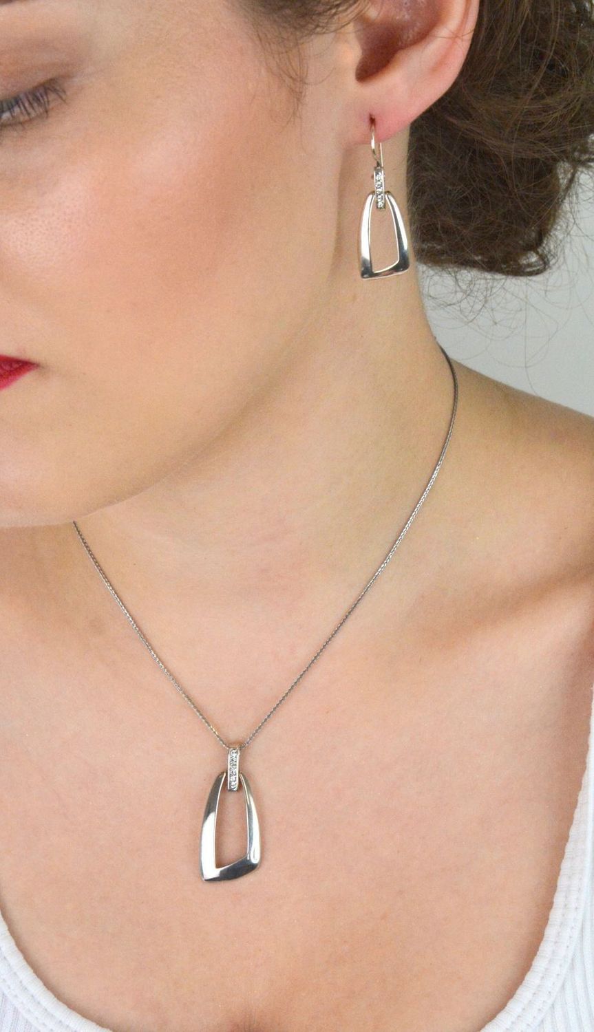 Srebrna zawieszka damska próba 925 w geometrycznym kształcie, zdobiona cyrkoniami, długość 3,2 cm, szerokość 1,6 cm. Elegancka biżuteria z subtelnym blaskiem.1.jpg