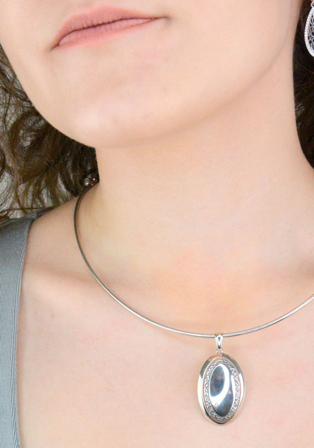 Zawieszka srebrna owalna próba 925, DIA-ZAW-8822-925 Srebrna zawieszka została wykonana z najwyższej jakości srebra próby 925. Idealny prezent dla każdej kobiety. 1.jpg