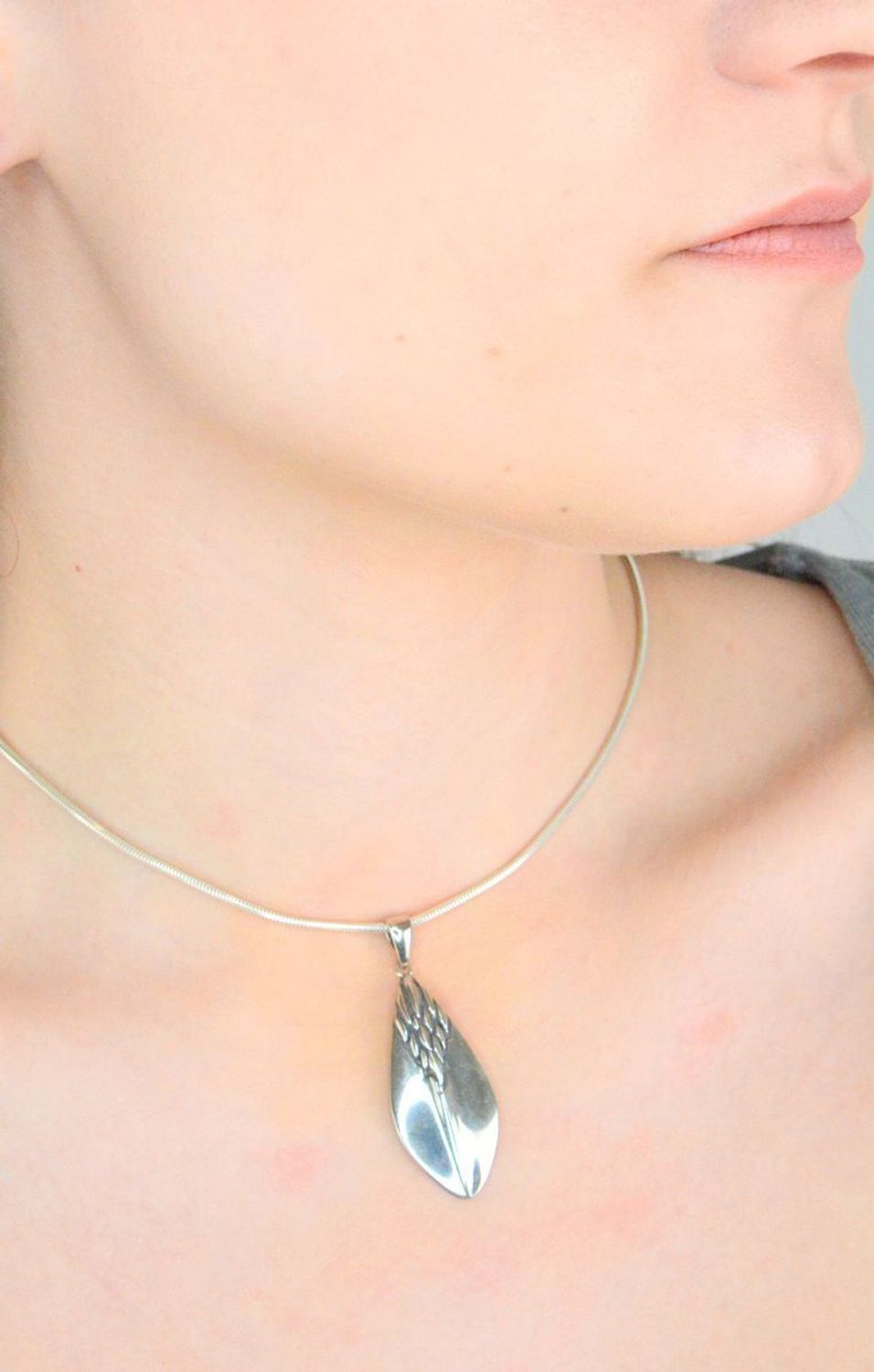 Zawieszka srebrna próba 925, DIA-ZAW-8824-925 Srebrna zawieszka została wykonana z najwyższej jakości srebra próby 925. Idealny prezent dla każdej kobiety. Nasze zawieszki są wykonane z dbałością o każdy szczegół i detal.1.webp