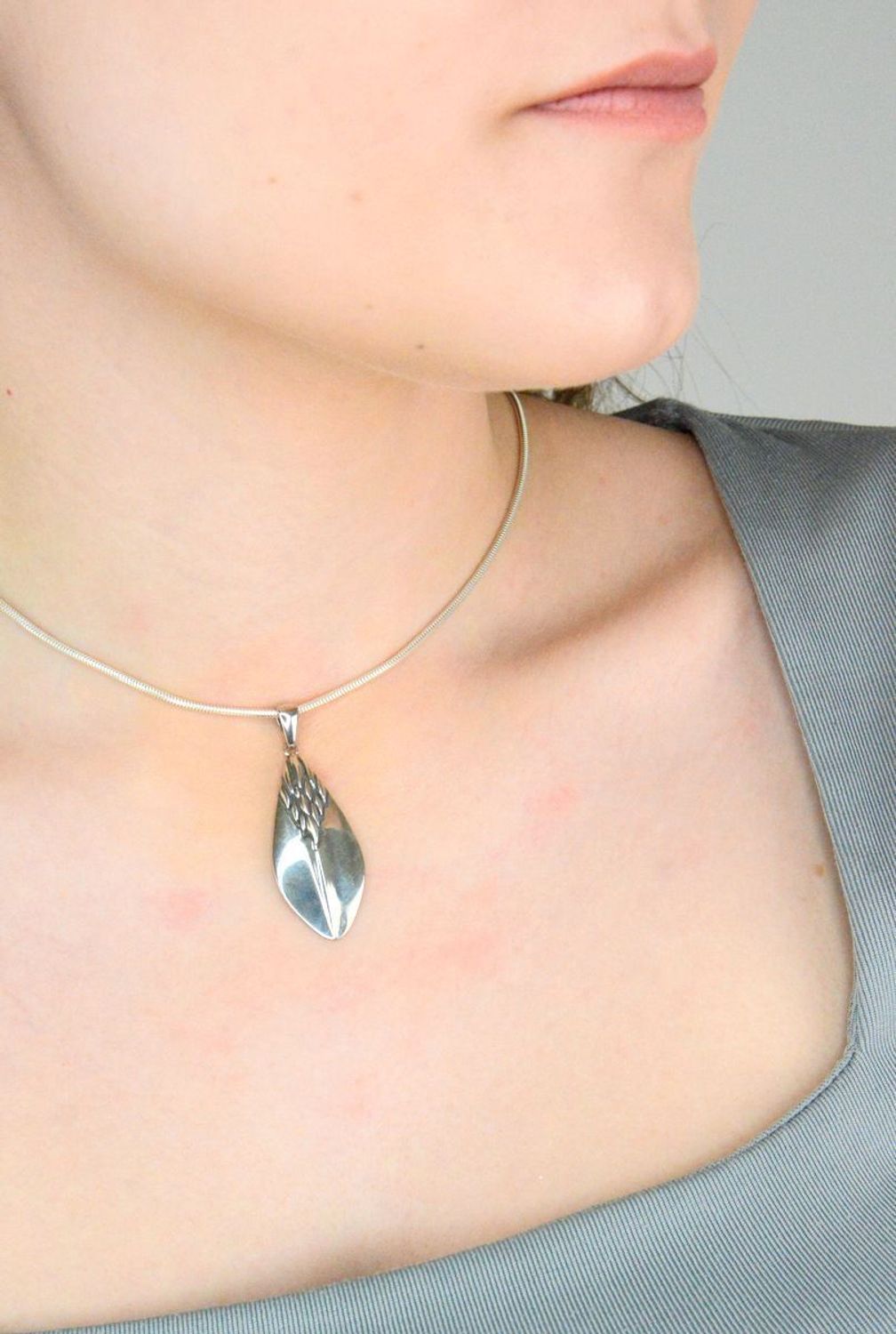 Zawieszka srebrna próba 925, DIA-ZAW-8824-925 Srebrna zawieszka została wykonana z najwyższej jakości srebra próby 925. Idealny prezent dla każdej kobiety. Nasze zawieszki są wykonane z dbałością o każdy szczegół i detal.1.webp