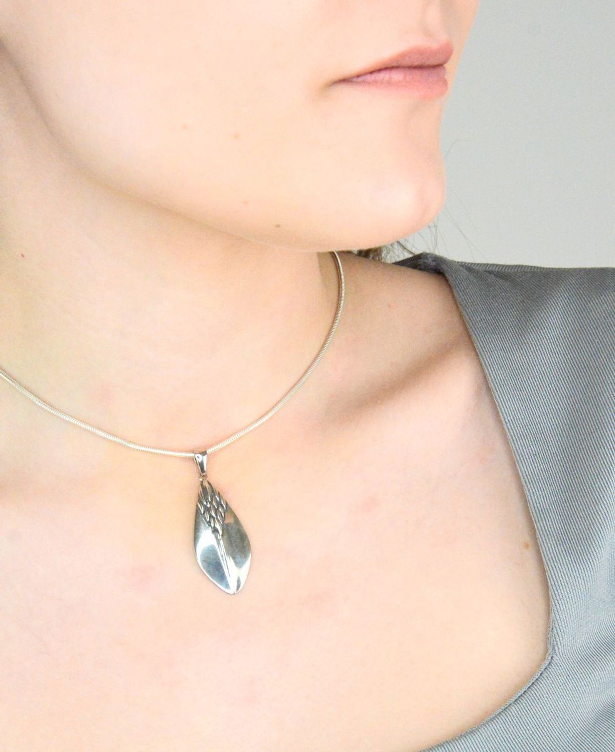 Zawieszka srebrna próba 925, DIA-ZAW-8824-925 Srebrna zawieszka została wykonana z najwyższej jakości srebra próby 925. Idealny prezent dla każdej kobiety. Nasze zawieszki są wykonane z dbałością o każdy szczegół i detal.1.webp