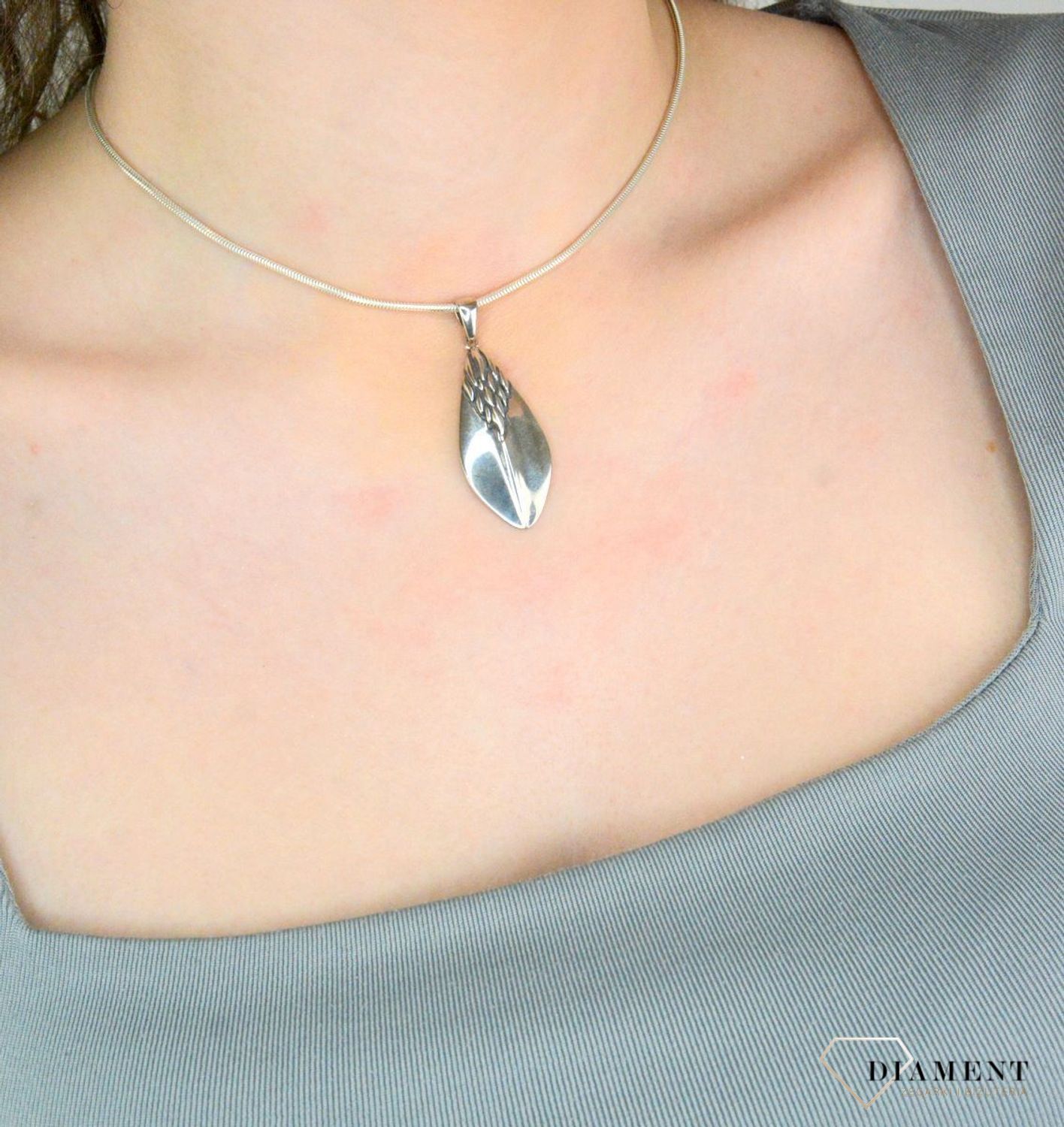 Zawieszka srebrna próba 925, DIA-ZAW-8824-925 Srebrna zawieszka została wykonana z najwyższej jakości srebra próby 925. Idealny prezent dla każdej kobiety. Nasze zawieszki są wykonane z dbałością o każdy szczegół i detal.1.webp