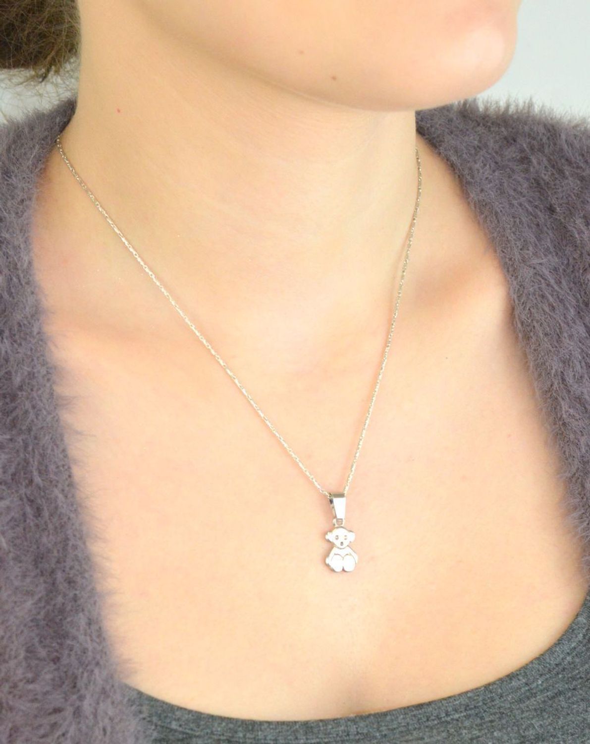 Srebrny wisiorek z motywem misia DIA-ZAW-8832-925 to propozycja od sklepu jubilerskiego Diament. Biżuteria dla osoby, która lubi lekkość i subtelność w swoich stylizacjach..jpg