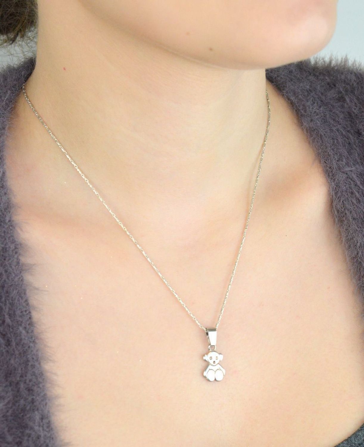 Srebrny wisiorek z motywem misia DIA-ZAW-8832-925 to propozycja od sklepu jubilerskiego Diament. Biżuteria dla osoby, która lubi lekkość i subtelność w swoich stylizacjach..jpg