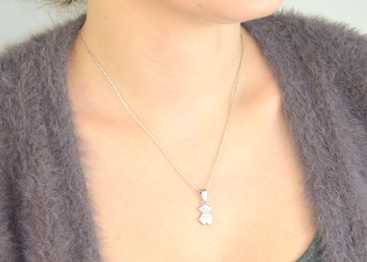 Srebrny wisiorek z motywem misia DIA-ZAW-8832-925 to propozycja od sklepu jubilerskiego Diament. Biżuteria dla osoby, która lubi lekkość i subtelność w swoich stylizacjach..jpg