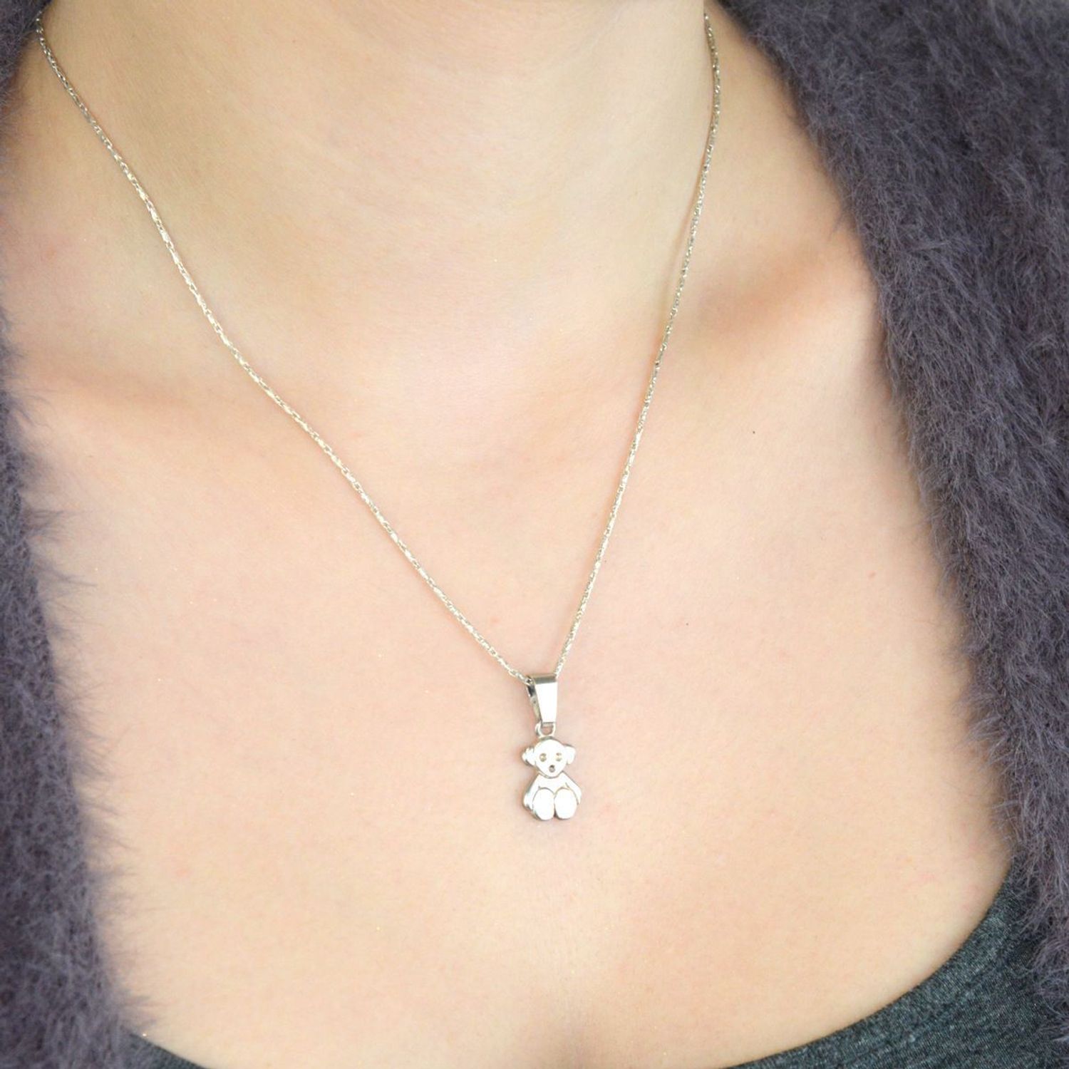 Srebrny wisiorek z motywem misia DIA-ZAW-8832-925 to propozycja od sklepu jubilerskiego Diament. Biżuteria dla osoby, która lubi lekkość i subtelność w swoich stylizacjach..jpg