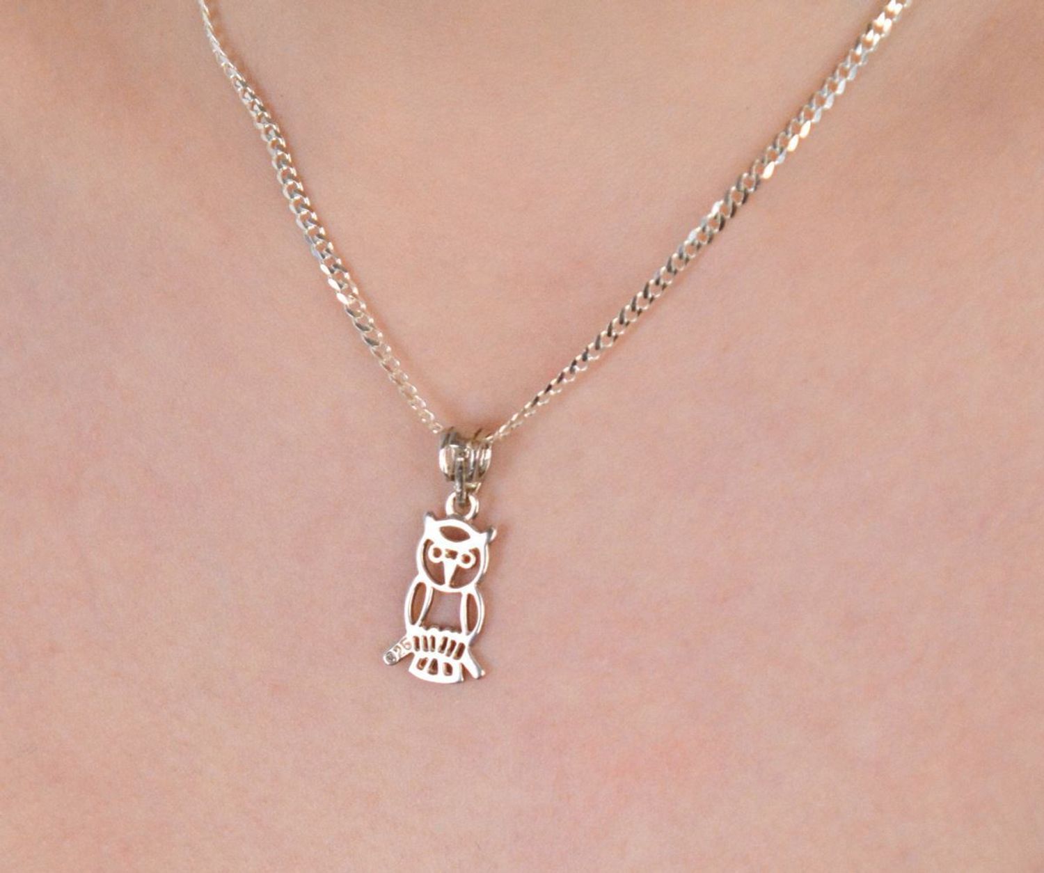 Zawieszka srebrna próba 925, sowa DIA-ZAW-8835-925 Elegancka zawieszka przedstawiająca sowę, wykonaną z wysokiej jakości srebra próby 925..jpg