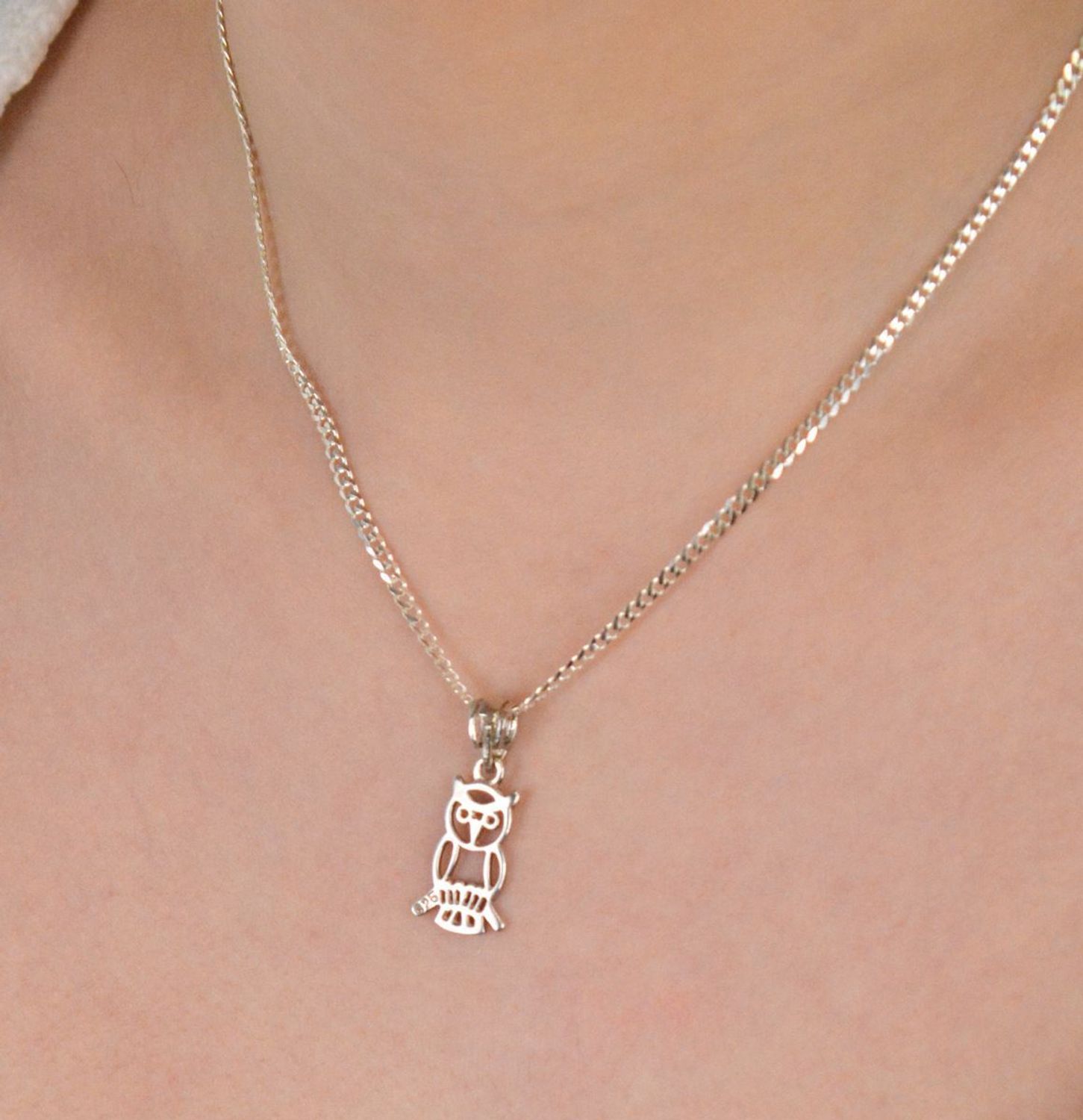Zawieszka srebrna próba 925, sowa DIA-ZAW-8835-925 Elegancka zawieszka przedstawiająca sowę, wykonaną z wysokiej jakości srebra próby 925..jpg