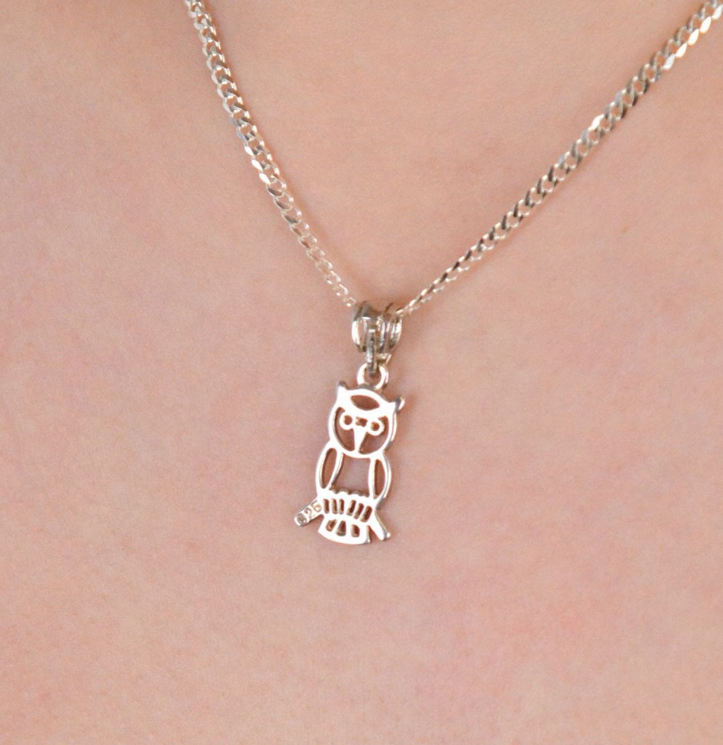 Zawieszka srebrna próba 925, sowa DIA-ZAW-8835-925 Elegancka zawieszka przedstawiająca sowę, wykonaną z wysokiej jakości srebra próby 925..jpg