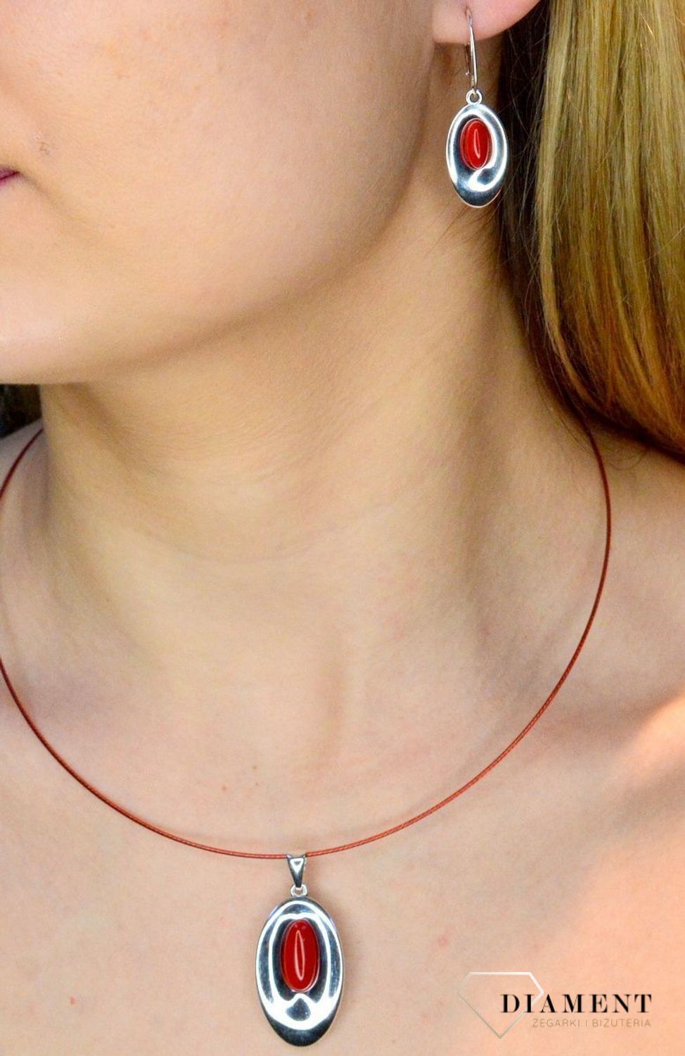 Srebrna zawiesza z koralem syntetycznym DIA-ZAW-8856-925. Srebrna zawieszka  owalna z koralem syntetycznym. Zawieszka z koralem w czerwonym kolorze jest idealnym dopełnieniem Twoich codziennych stylizacji..jpg