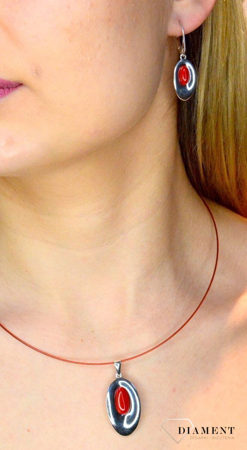 Srebrna zawiesza z koralem syntetycznym DIA-ZAW-8856-925. Srebrna zawieszka  owalna z koralem syntetycznym. Zawieszka z koralem w czerwonym kolorze jest idealnym dopełnieniem Twoich codziennych stylizacji..jpg