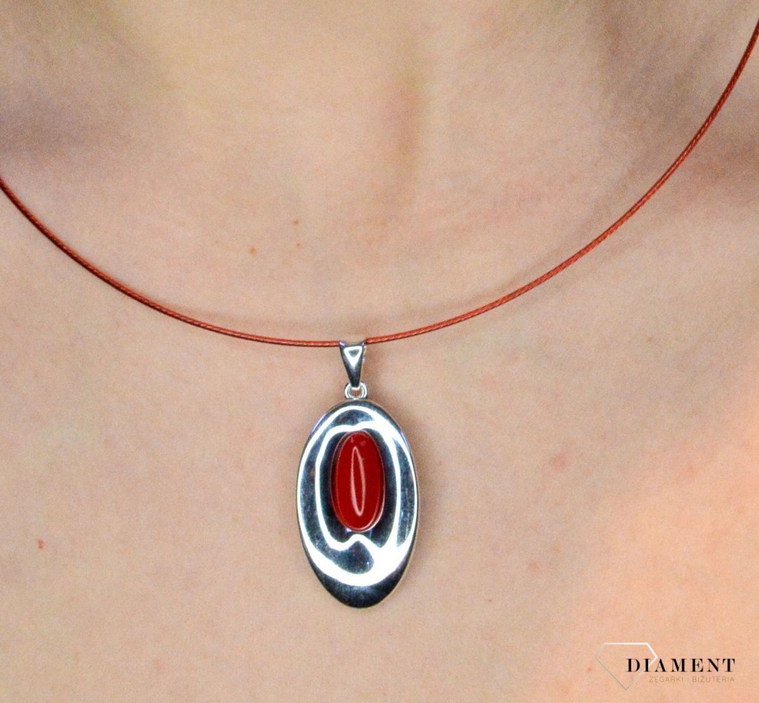 Srebrna zawiesza z koralem syntetycznym DIA-ZAW-8856-925. Srebrna zawieszka  owalna z koralem syntetycznym. Zawieszka z koralem w czerwonym kolorze jest idealnym dopełnieniem Twoich codziennych stylizacji..jpg