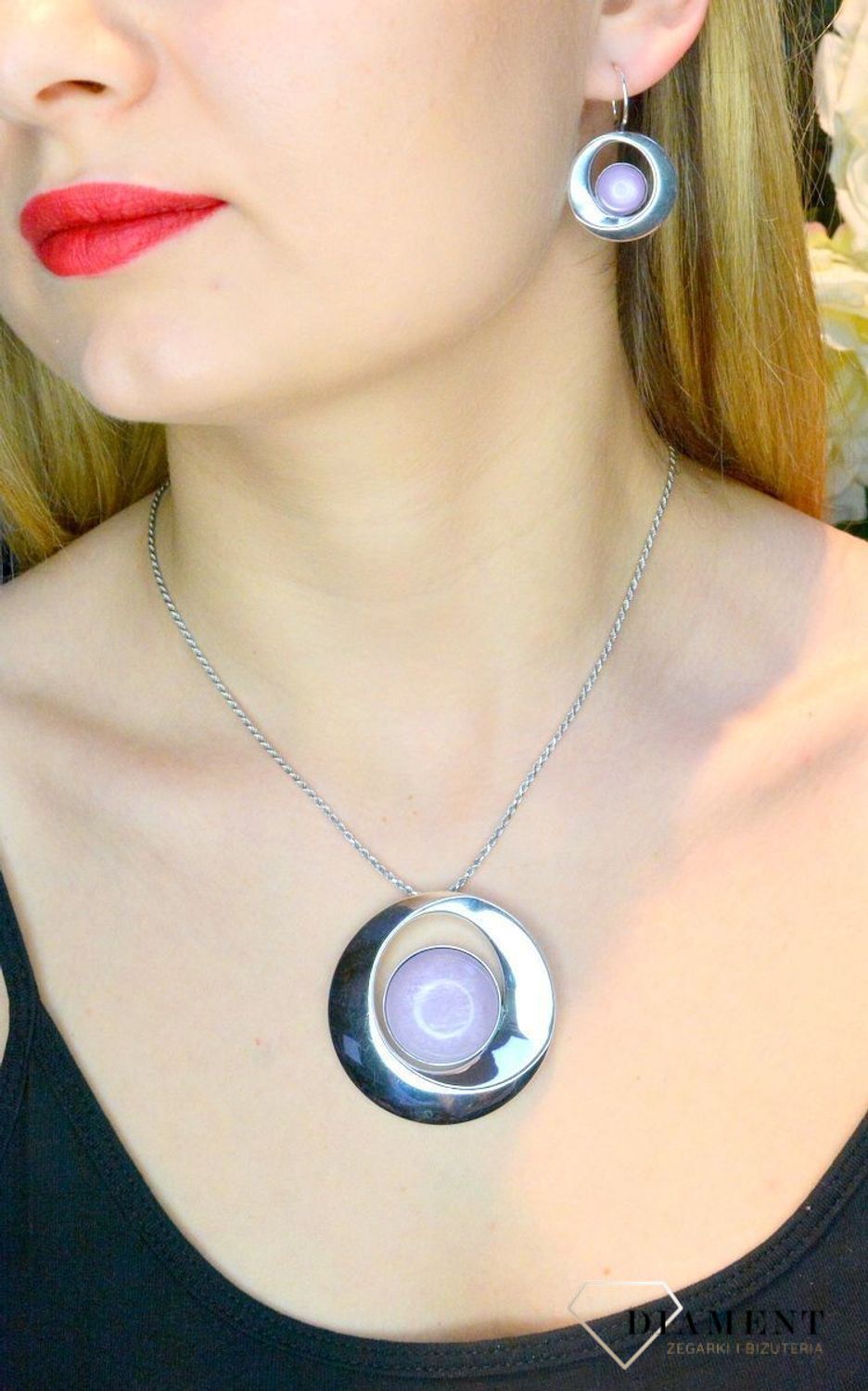 Srebrna zawieszka z fioletowym 'Kocim okiem' DIA-ZAW-8858-925. Srebrna zawieszka duża okrągłą z kamieniem syntetycznym przypominającym Kocie oko. Zawieszka z kamieniem we fioletowym kolorze jest idealnym dopełnieniem Twoich co.jpg
