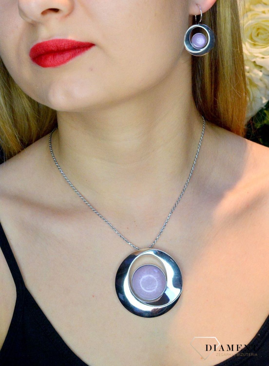 Srebrna zawieszka z fioletowym 'Kocim okiem' DIA-ZAW-8858-925. Srebrna zawieszka duża okrągłą z kamieniem syntetycznym przypominającym Kocie oko. Zawieszka z kamieniem we fioletowym kolorze jest idealnym dopełnieniem Twoich co.jpg