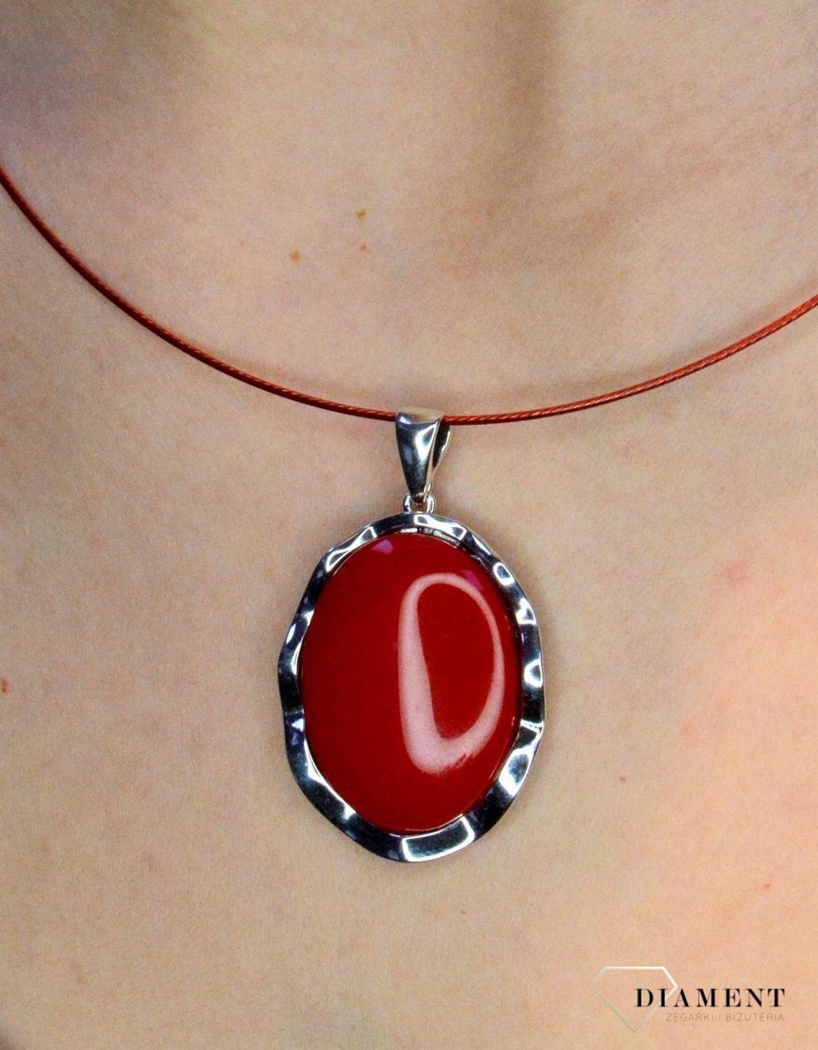 Srebrna zawieszka 'Czerwona piękność' DIA-ZAW-8859-925. Srebrna zawieszka duża owalna z koralem syntetycznym. Zawieszka z koralem w czerwonym kolorze jest idealnym dopełnieniem Twoich codziennych stylizacji. Zawieszka idealna.jpg