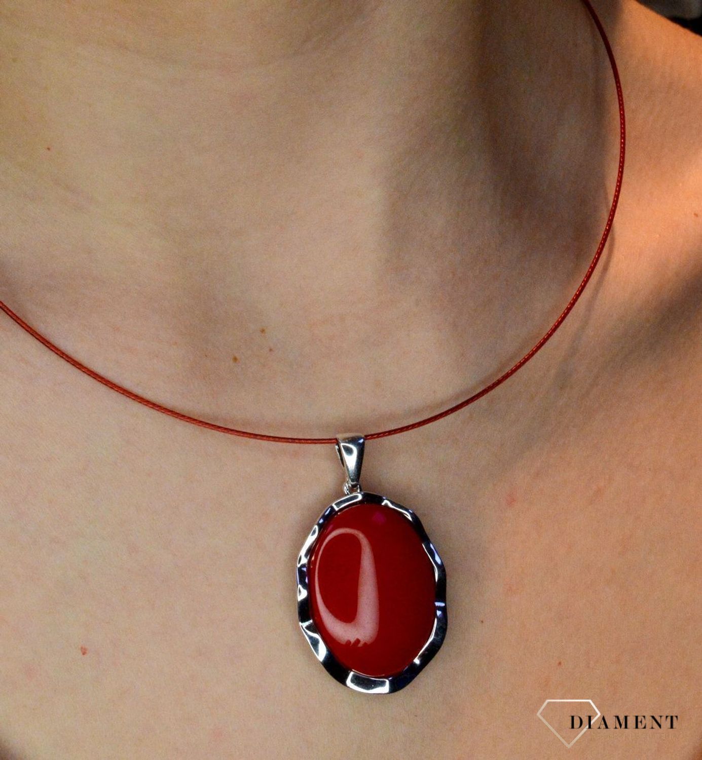 Srebrna zawieszka 'Czerwona piękność' DIA-ZAW-8859-925. Srebrna zawieszka duża owalna z koralem syntetycznym. Zawieszka z koralem w czerwonym kolorze jest idealnym dopełnieniem Twoich codziennych stylizacji. Zawieszka idealna.jpg