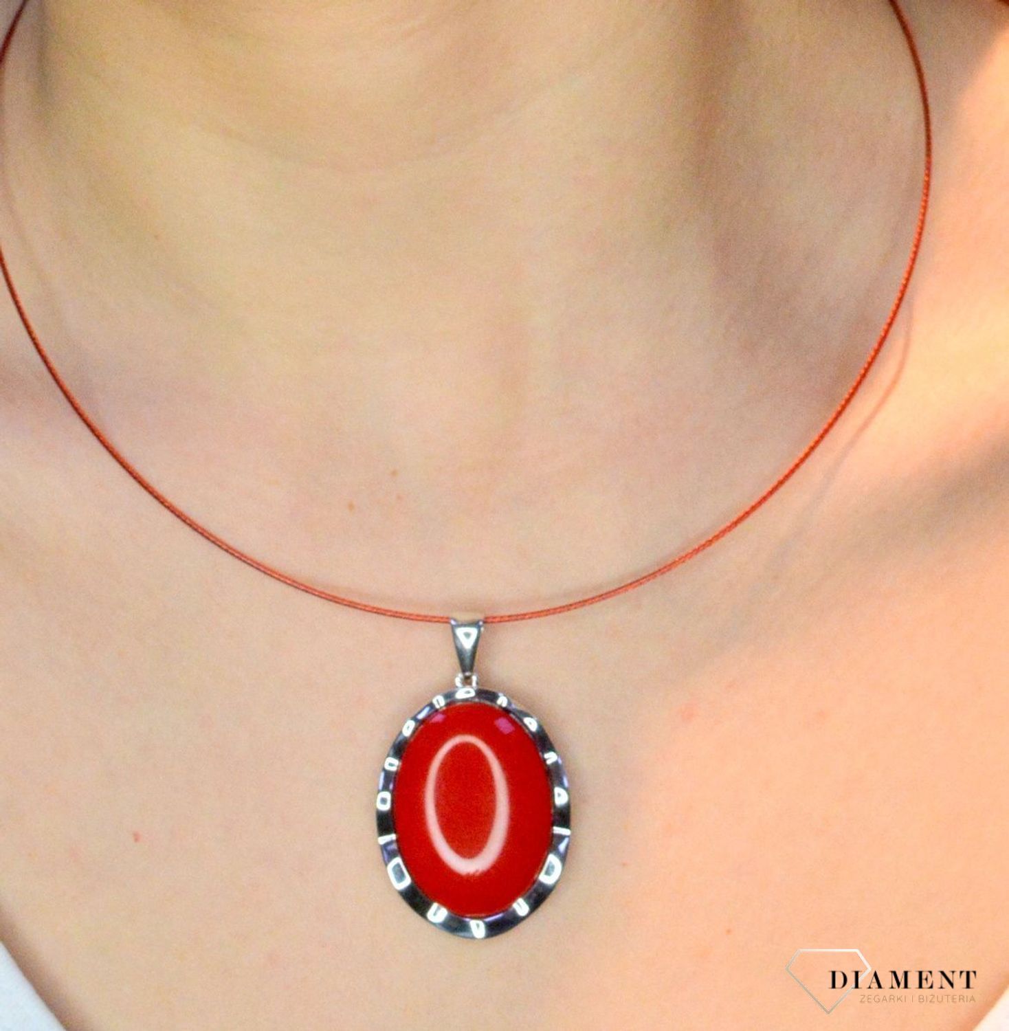 Srebrna zawieszka 'Czerwona piękność' DIA-ZAW-8859-925. Srebrna zawieszka duża owalna z koralem syntetycznym. Zawieszka z koralem w czerwonym kolorze jest idealnym dopełnieniem Twoich codziennych stylizacji. Zawieszka idealna.jpg