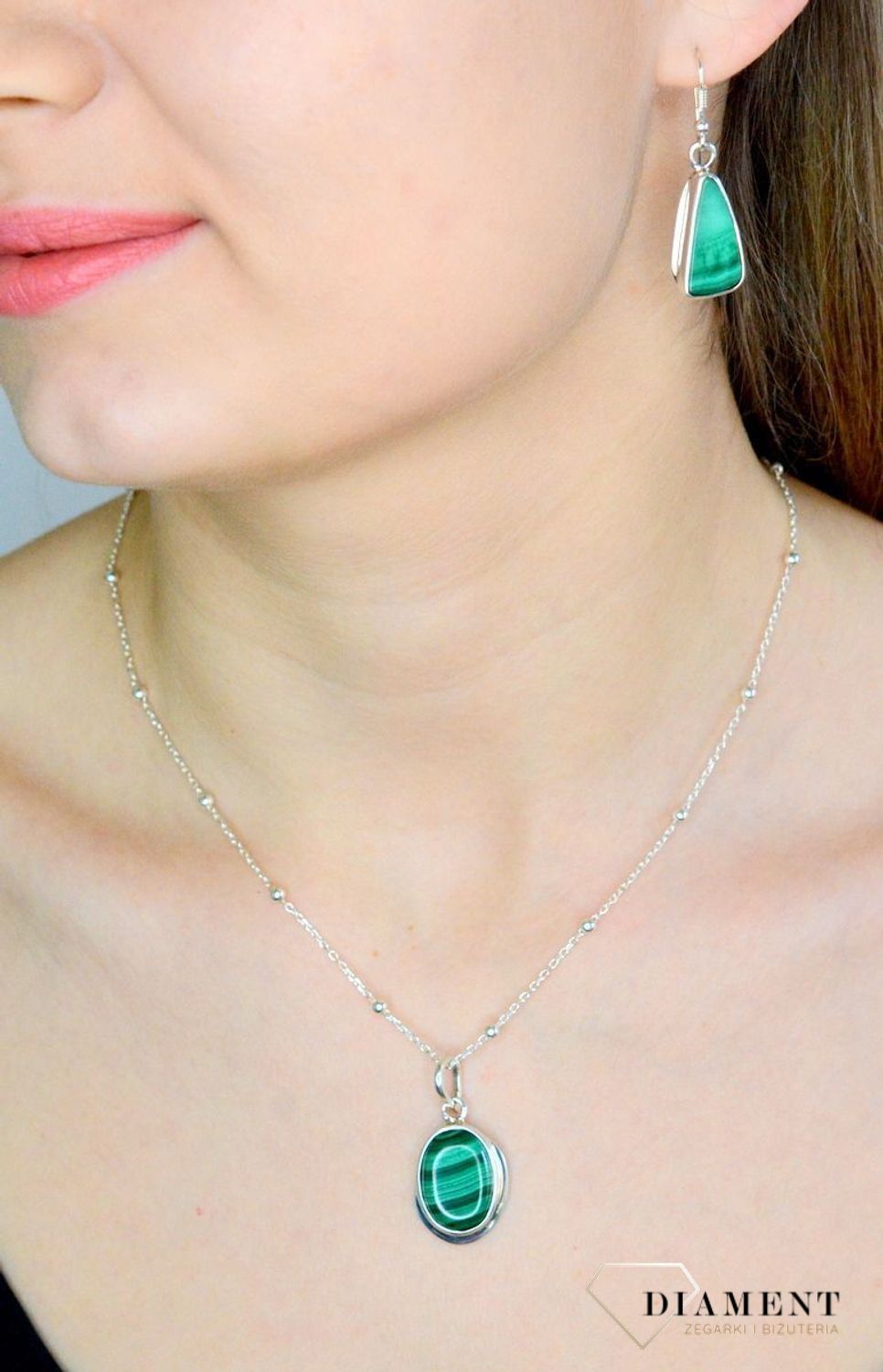 Zawieszka srebrna z naturalnym malachitem DIA-ZAW-8992-925. Srebrna zawieszka z malachitem wykonana z najwyższej jakości kruszcu próby 925. Taka zawieszka będzie doskonałym prezentem dla kobiet gustujących w okazałych dodatkac (1).jpg