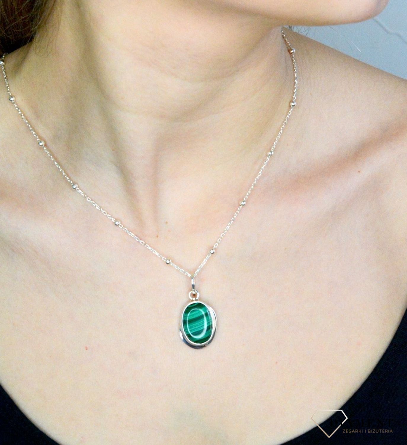 Zawieszka srebrna z naturalnym malachitem DIA-ZAW-8992-925. Srebrna zawieszka z malachitem wykonana z najwyższej jakości kruszcu próby 925. Taka zawieszka będzie doskonałym prezentem dla kobiet gustujących w okazałych dodatkac (1).jpg