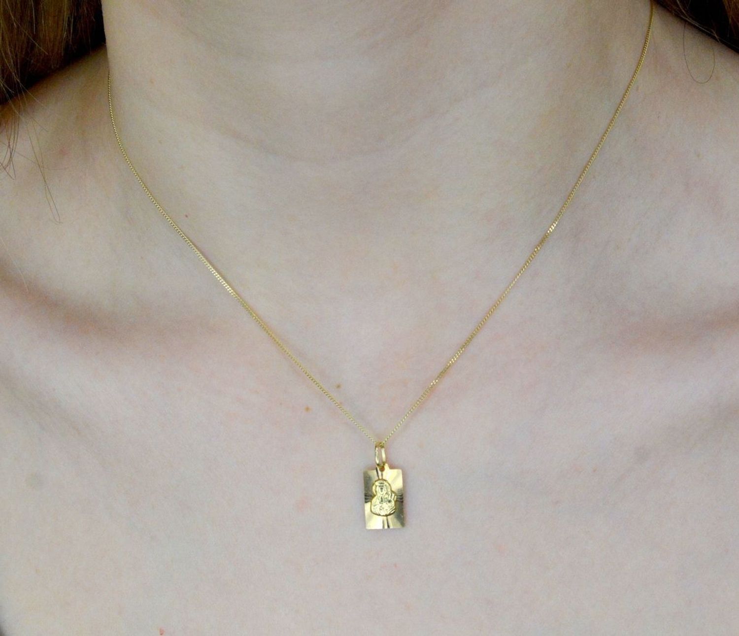 Złota zawieszka 585 medalik z Matką Boską Częstochowską DIA-ZAW-8996-585. Złota zawieszka 585 medalik z Matką Boską Częstochowską. Medalik będący wspaniałą pamiątką i prezentem z okazji chrztu, komunii czy bierzmowania..jpg