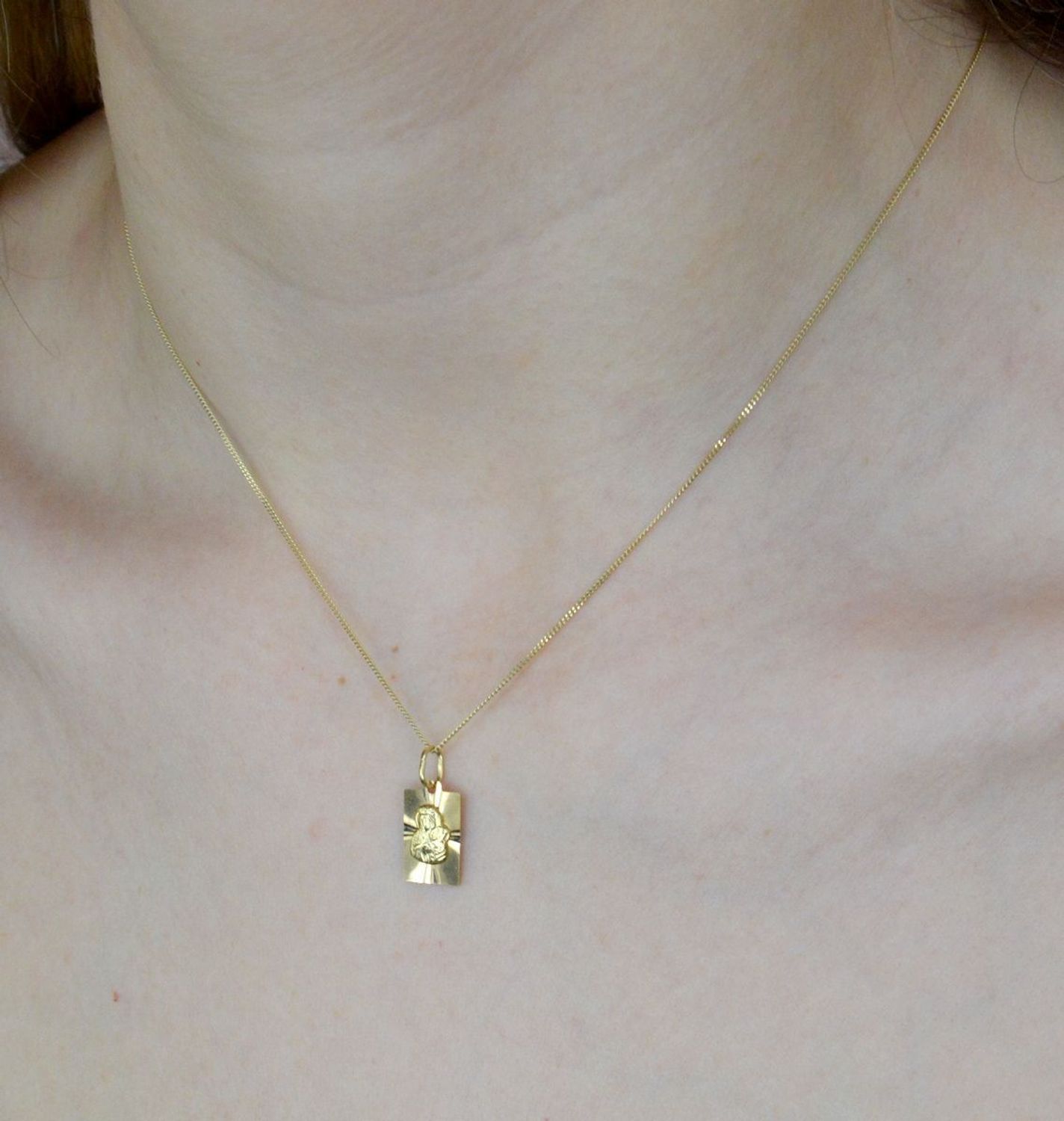 Złota zawieszka 585 medalik z Matką Boską Częstochowską DIA-ZAW-8996-585. Złota zawieszka 585 medalik z Matką Boską Częstochowską. Medalik będący wspaniałą pamiątką i prezentem z okazji chrztu, komunii czy bierzmowania..jpg