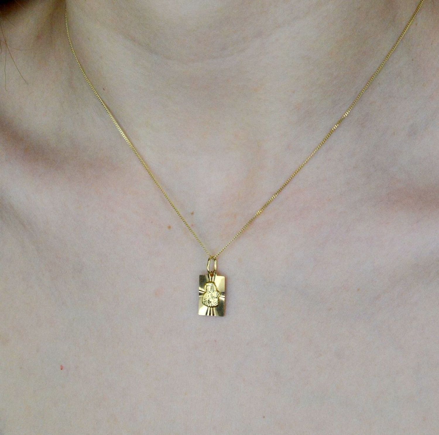 Złota zawieszka 585 medalik z Matką Boską Częstochowską DIA-ZAW-8996-585. Złota zawieszka 585 medalik z Matką Boską Częstochowską. Medalik będący wspaniałą pamiątką i prezentem z okazji chrztu, komunii czy bierzmowania..jpg