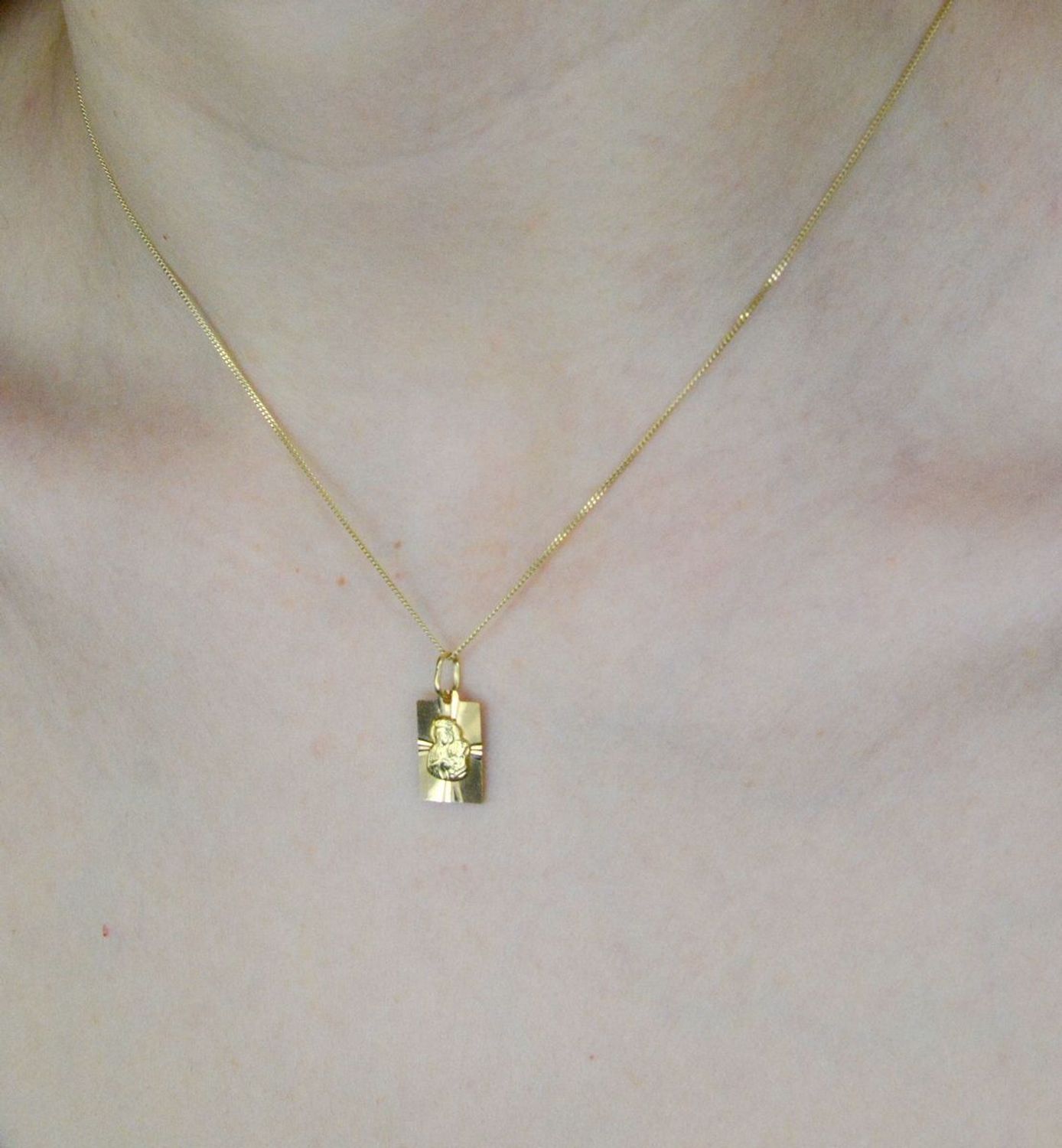 Złota zawieszka 585 medalik z Matką Boską Częstochowską DIA-ZAW-8996-585. Złota zawieszka 585 medalik z Matką Boską Częstochowską. Medalik będący wspaniałą pamiątką i prezentem z okazji chrztu, komunii czy bierzmowania..jpg