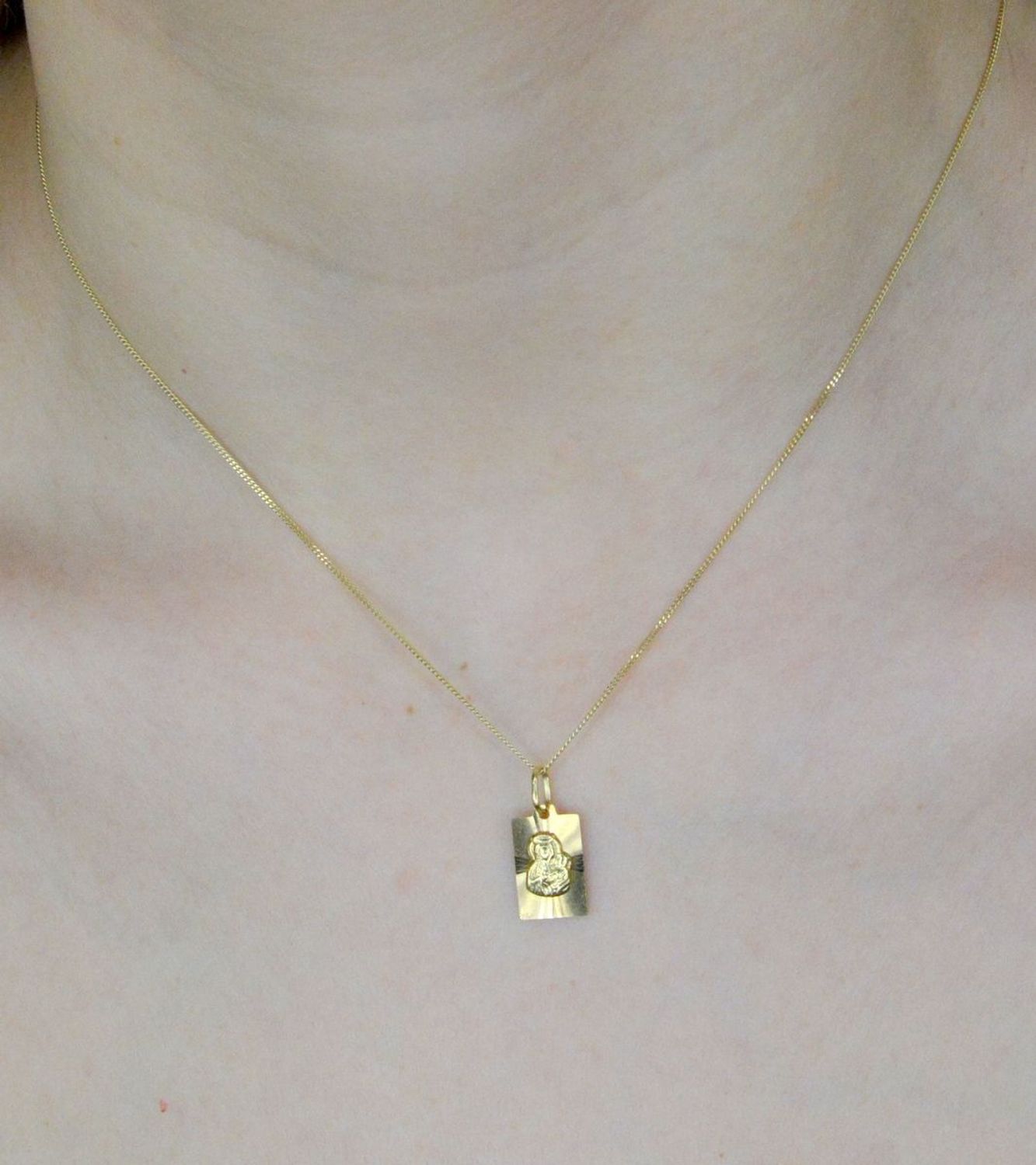 Złota zawieszka 585 medalik z Matką Boską Częstochowską DIA-ZAW-8996-585. Złota zawieszka 585 medalik z Matką Boską Częstochowską. Medalik będący wspaniałą pamiątką i prezentem z okazji chrztu, komunii czy bierzmowania..jpg