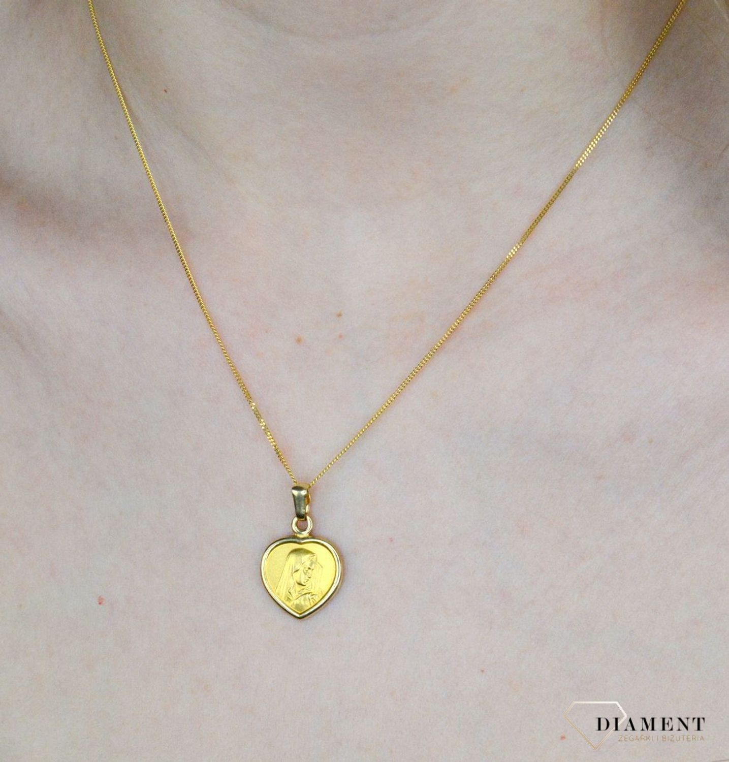 Złota zawieszka 585 medalik Matka Boska DIA-ZAW-8999-585. Medalik będący wspaniałą pamiątką i prezentem z okazji chrztu, komunii czy bierzmowania. Zawieszka wykonana ze złota próby 585 Piękna biżuteria o bogatej symbolice reli.jpg