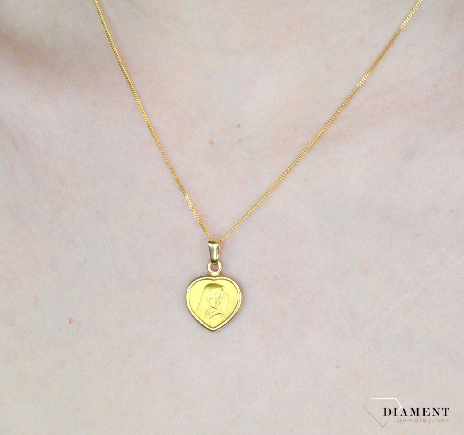 Złota zawieszka 585 medalik Matka Boska DIA-ZAW-8999-585. Medalik będący wspaniałą pamiątką i prezentem z okazji chrztu, komunii czy bierzmowania. Zawieszka wykonana ze złota próby 585 Piękna biżuteria o bogatej symbolice reli.jpg